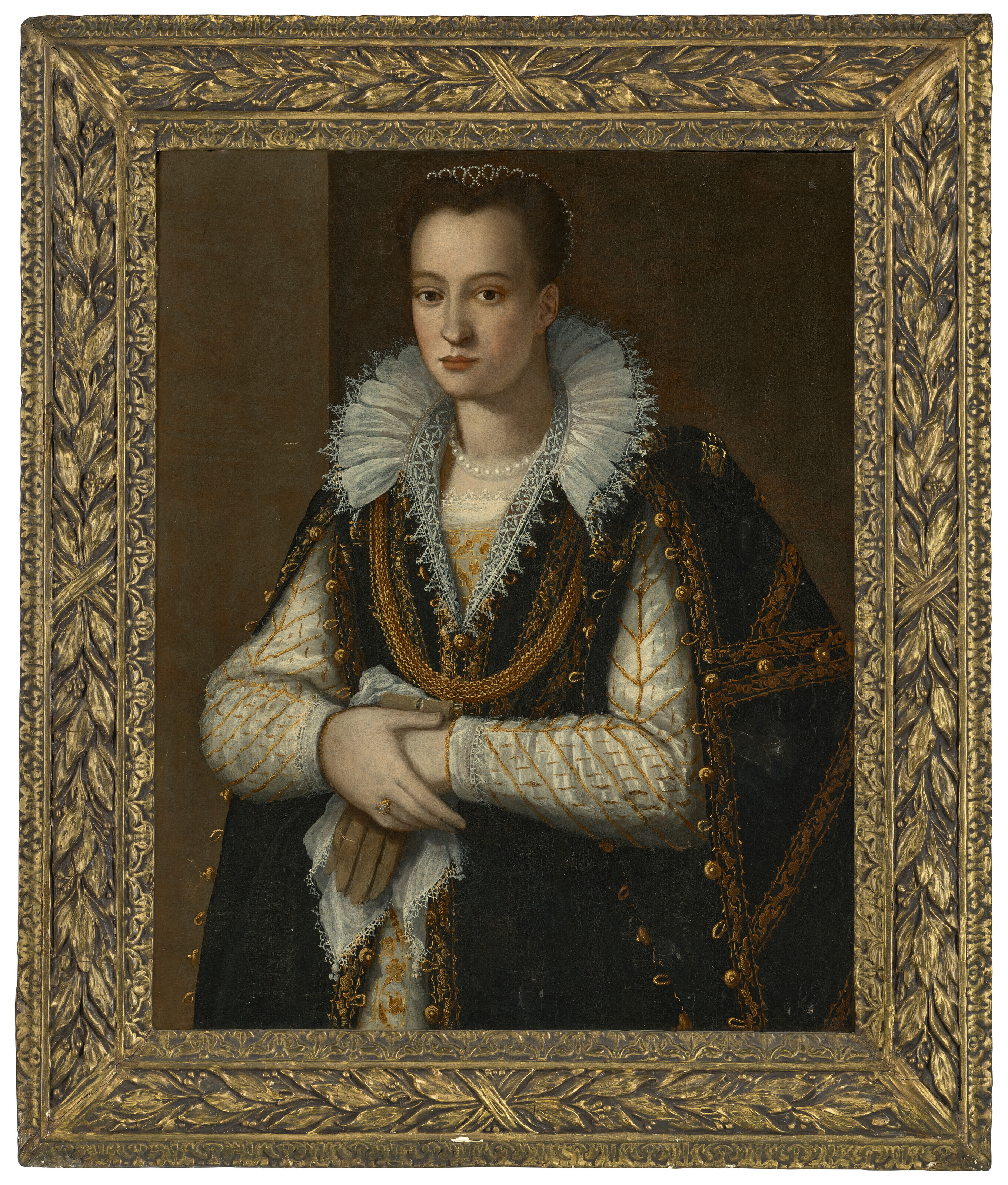 Alessandro Allori — Портрет дворянки в полный рост, в расшитом золотом белом платье и вышитой черной мантии