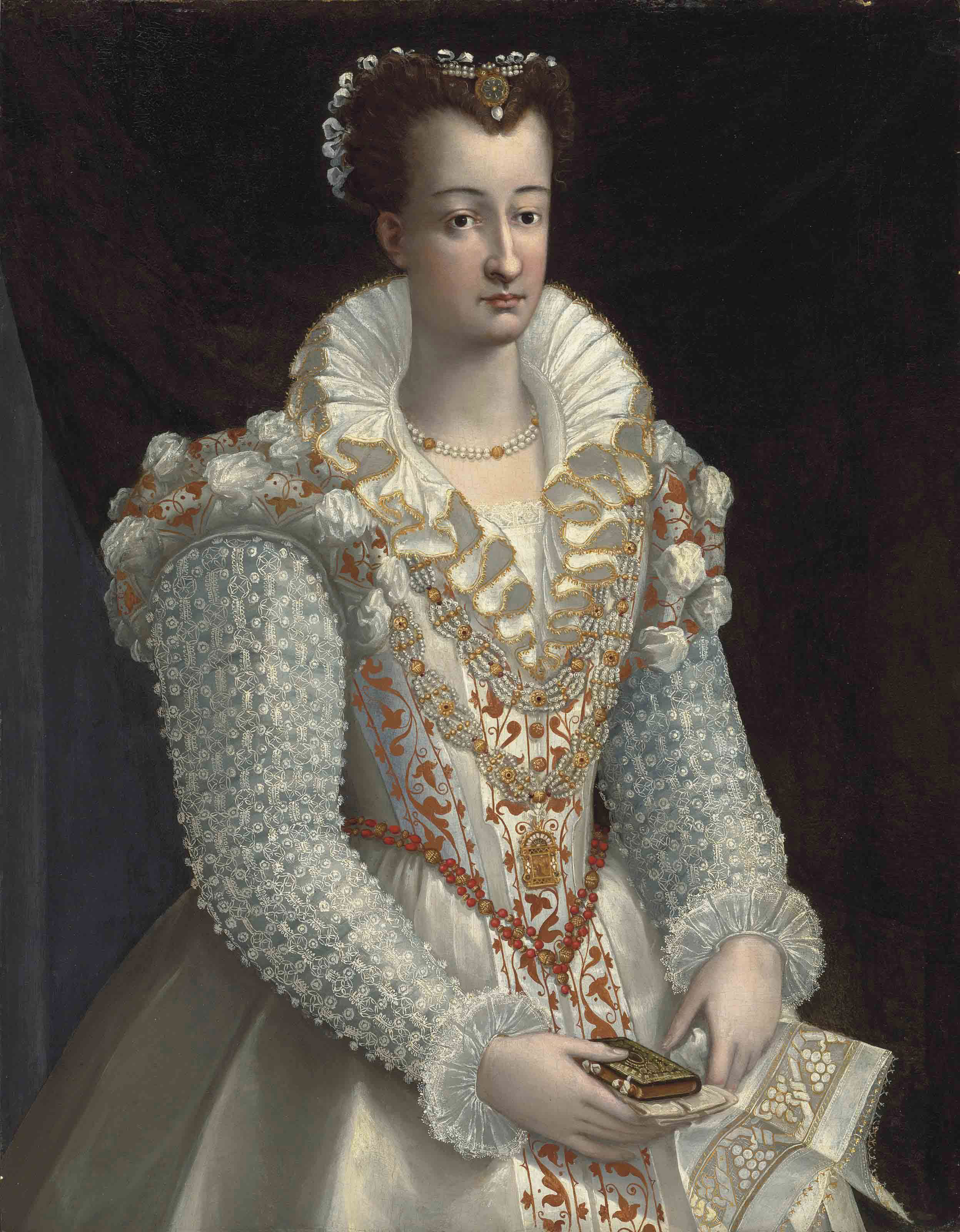 Alessandro Allori — Портрет дамы в полный рост, в вышитом белом платье, с украшенной драгоценными камнями подвеской в виде Благовещения, держащей книгу в правой руке и вышитый носовой платок в левой, перед задернутым занавесом