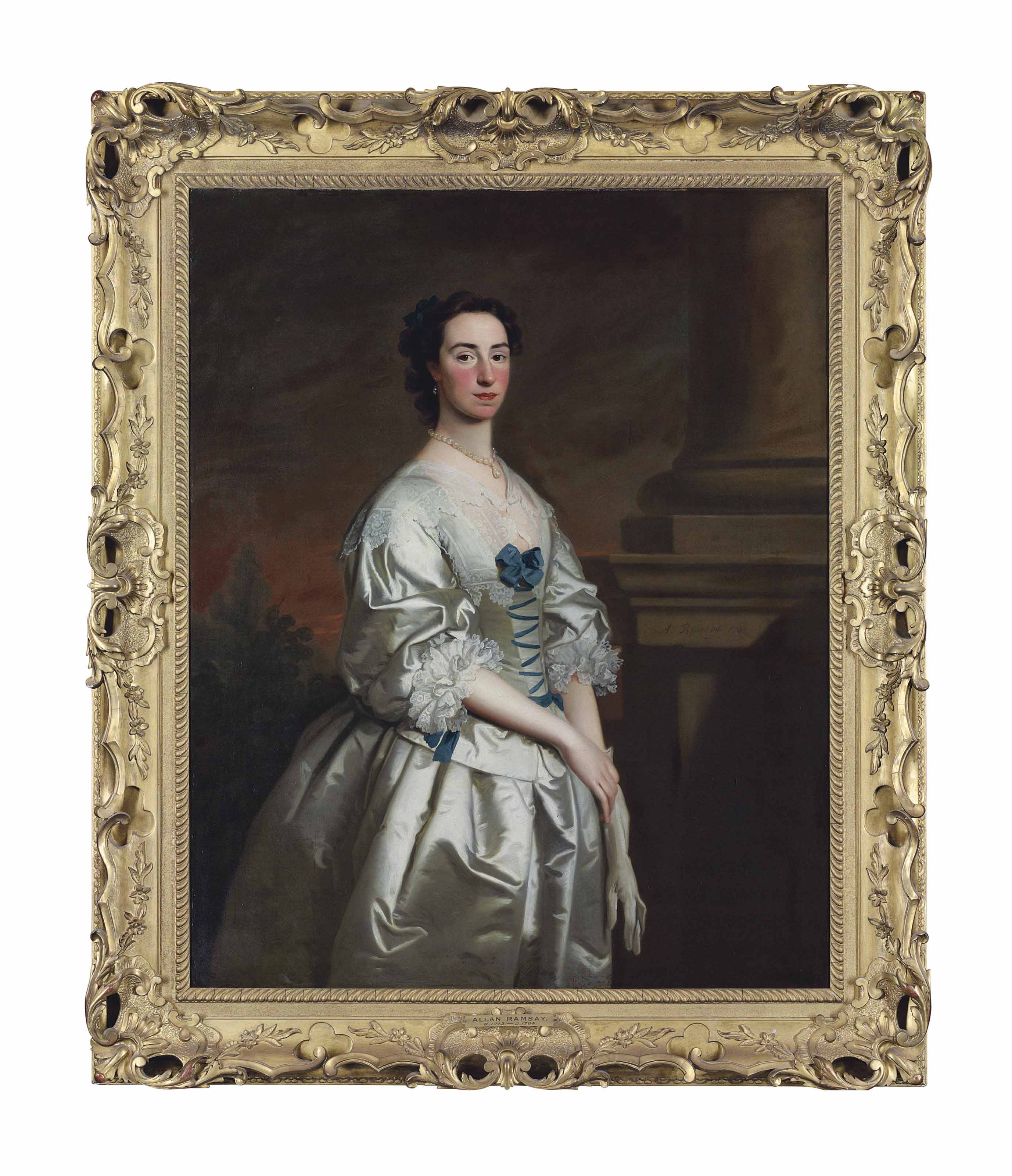 Allan Ramsay — Портрет дамы в три четверти роста, в белом атласном платье от Ван Дейка, отделанном голубыми бантами и кружевами, у колонны, на фоне пейзажа