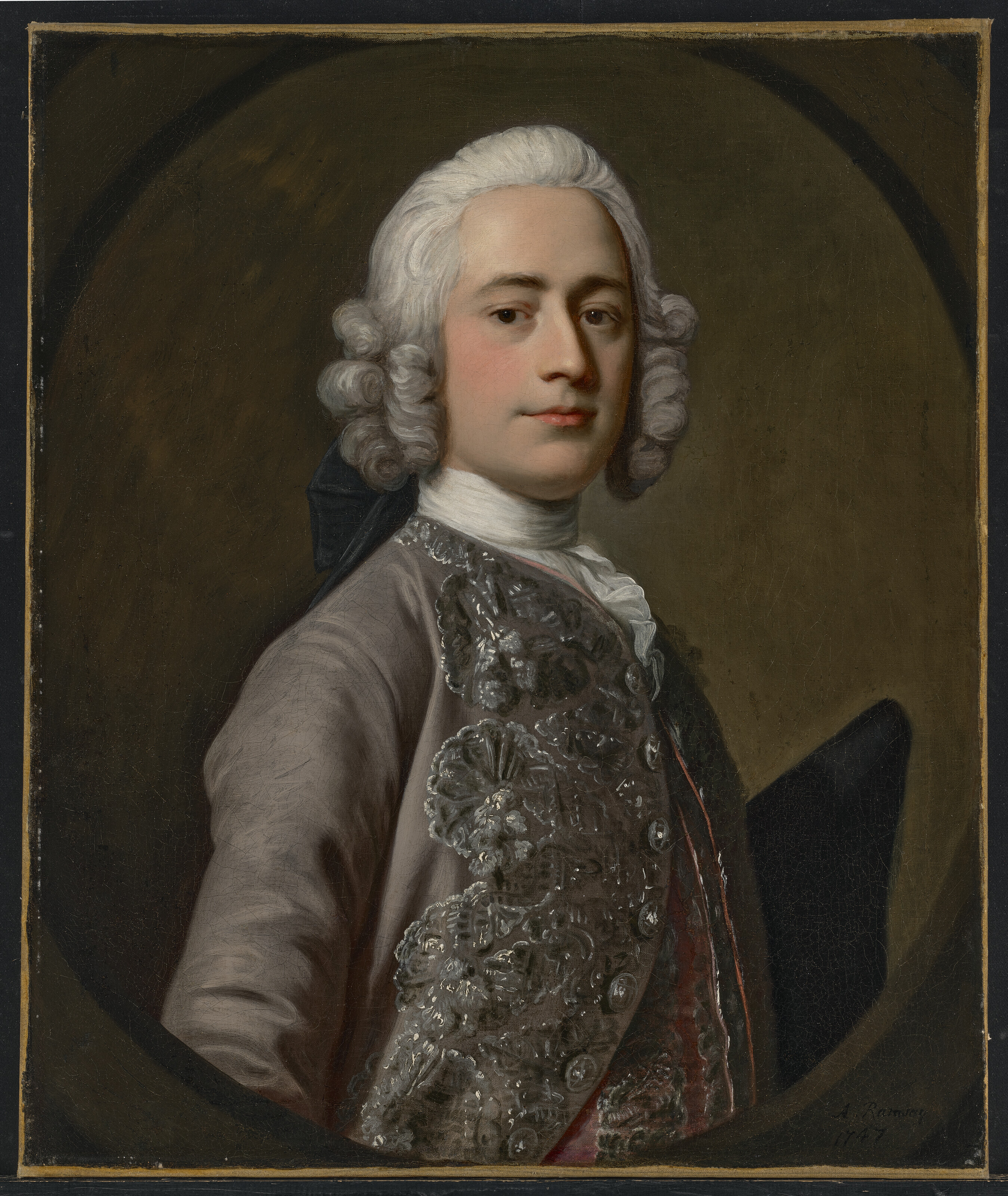Allan Ramsay — Портрет сэра Ричарда Эктона, 5-й том (1712-1792), в полный рост, в сиреневом камзоле, расшитом серебром, с треуголкой в руках, в искусственном овальном обрамлении.