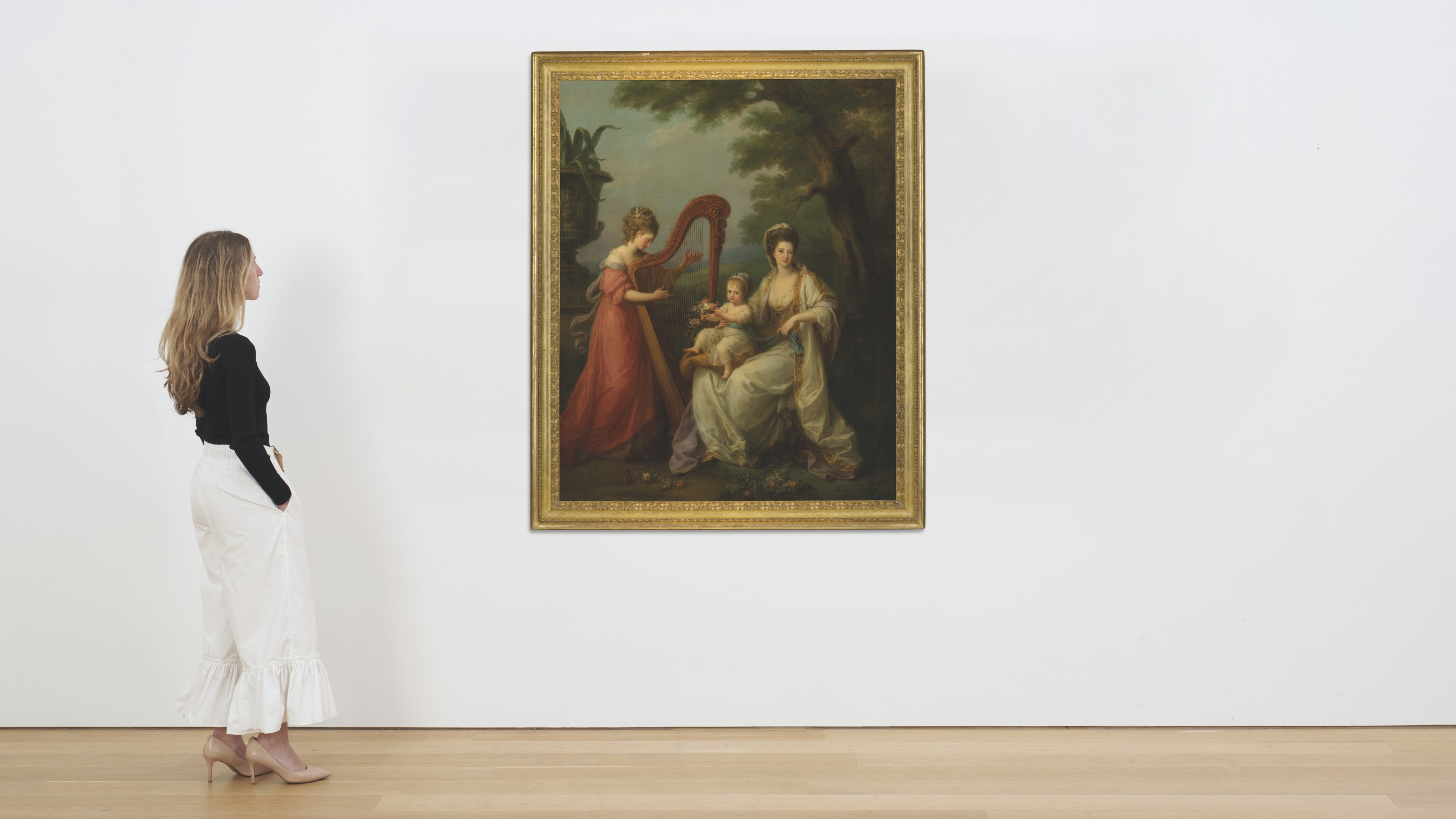Angelica Kauffmann — Групповой портрет леди Элизабет Смит-Стэнли, графини Дерби (1753-1797), с ее маленьким сыном Эдвардом, впоследствии 13-м графом Дерби (1775-1851), и ее сводной сестрой, леди Августой Кэмпбелл (1760-1831), играющей на арфе, изображение 4