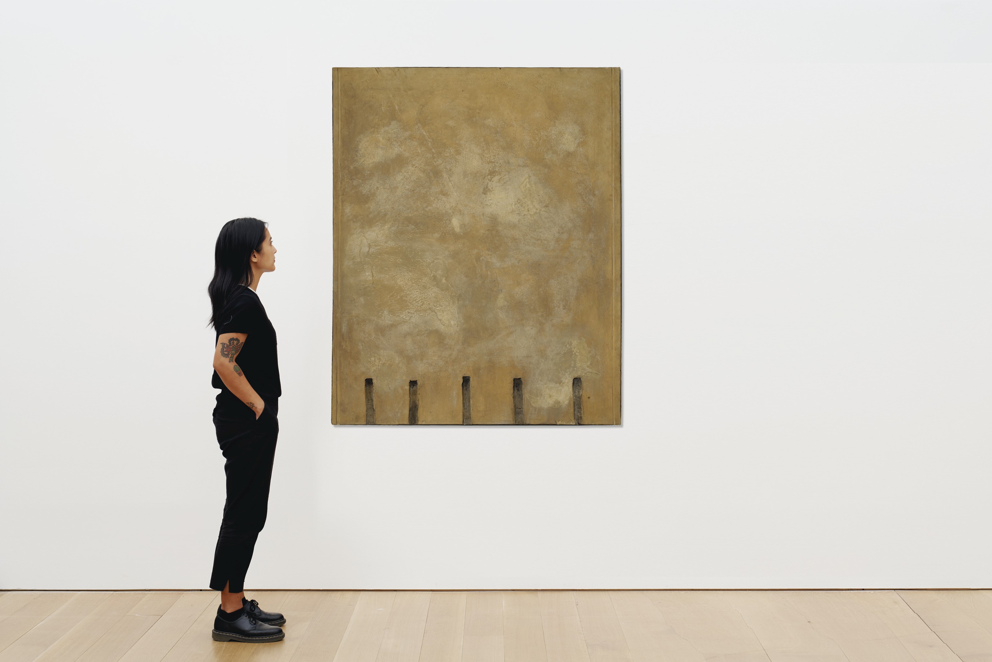 Antoni Tàpies — Ocre amb cinc entallats [Охра с пятью насечками], изображение 2