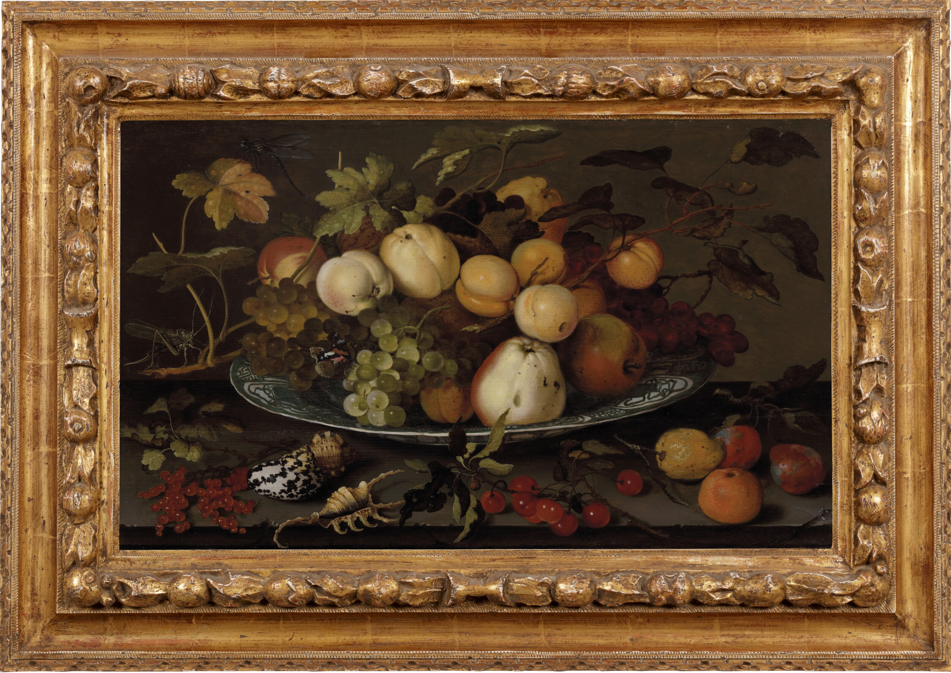 Balthasar Van Der Ast — Виноград, персики, яблоки и сливы в вазе wan-li на подставке, с ракушками, кузнечиком и другими фруктами, изображение 2