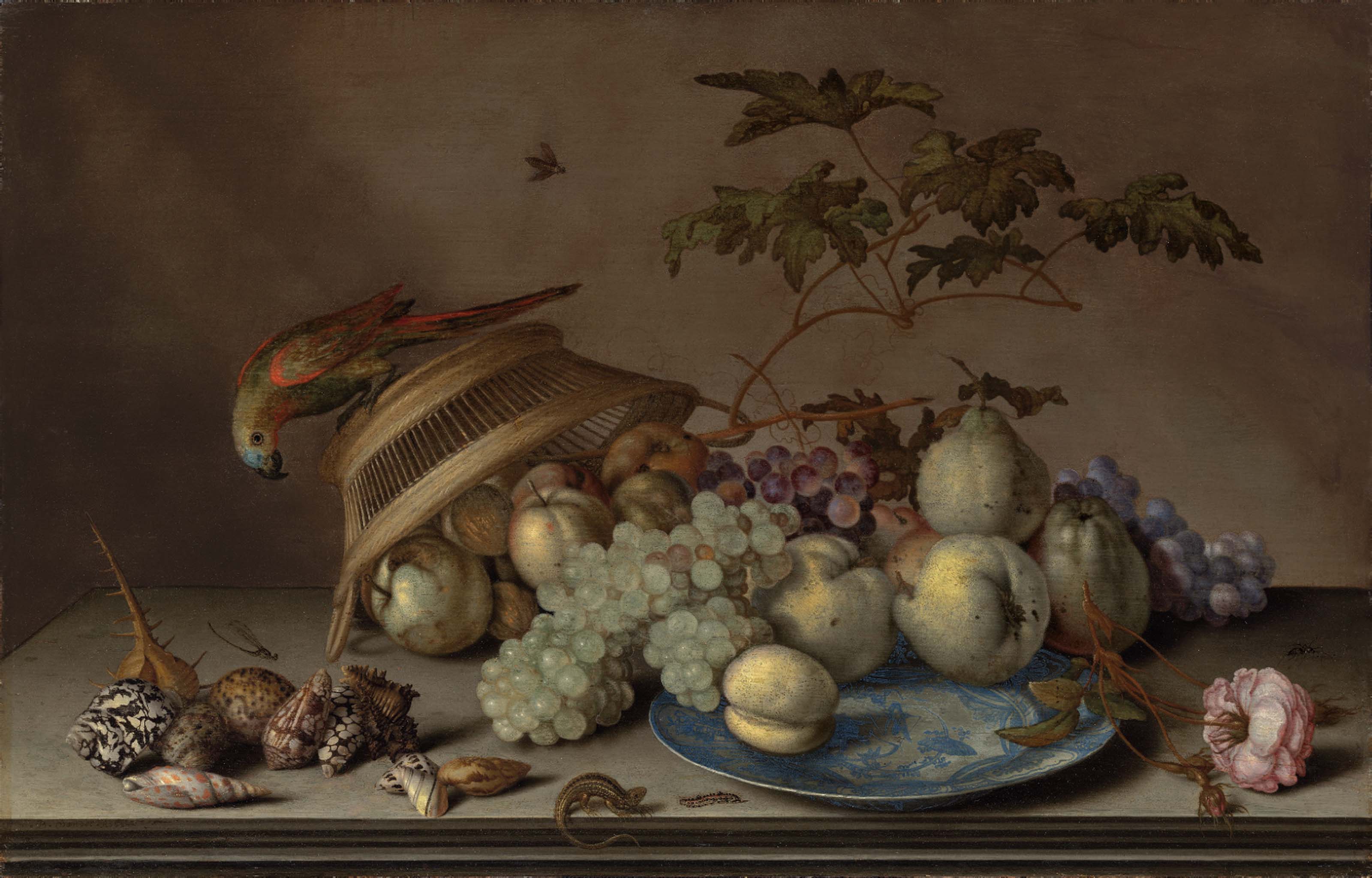 Balthasar Van Der Ast — Груши, виноград и персик на фарфоровом блюде, яблоки, роза, ракушки, стрекоза, гусеница и ящерица на каменном выступе, попугай в перевернутой плетеной корзине.