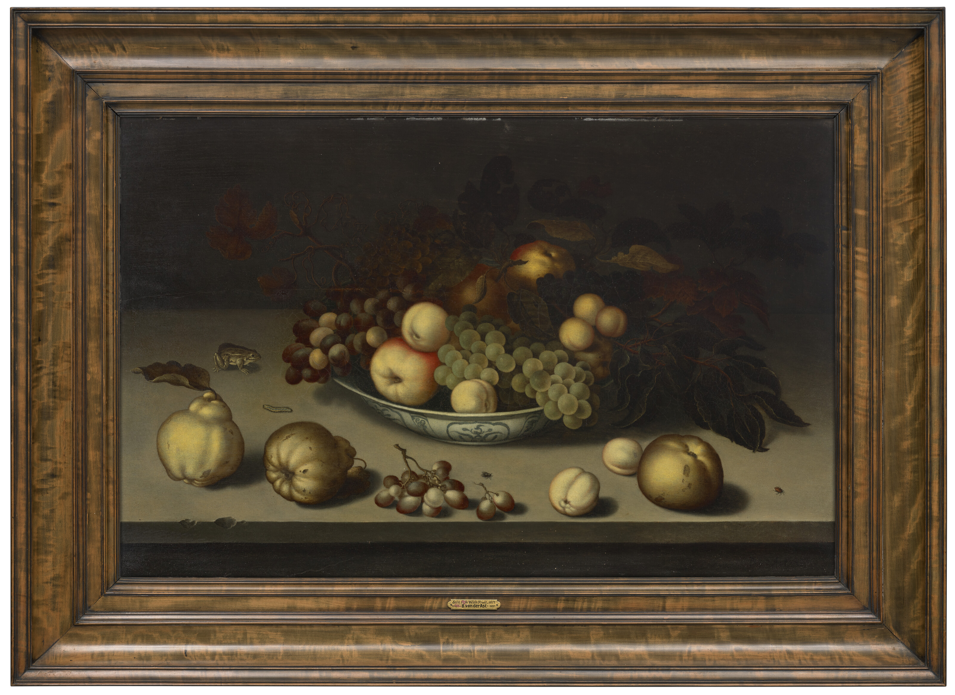 Balthasar Van Der Ast — Виноград, яблоки, персики и абрикосы в вазе Wan-li, айва, лягушка, гусеница, муха и жук на каменном выступе, изображение 2