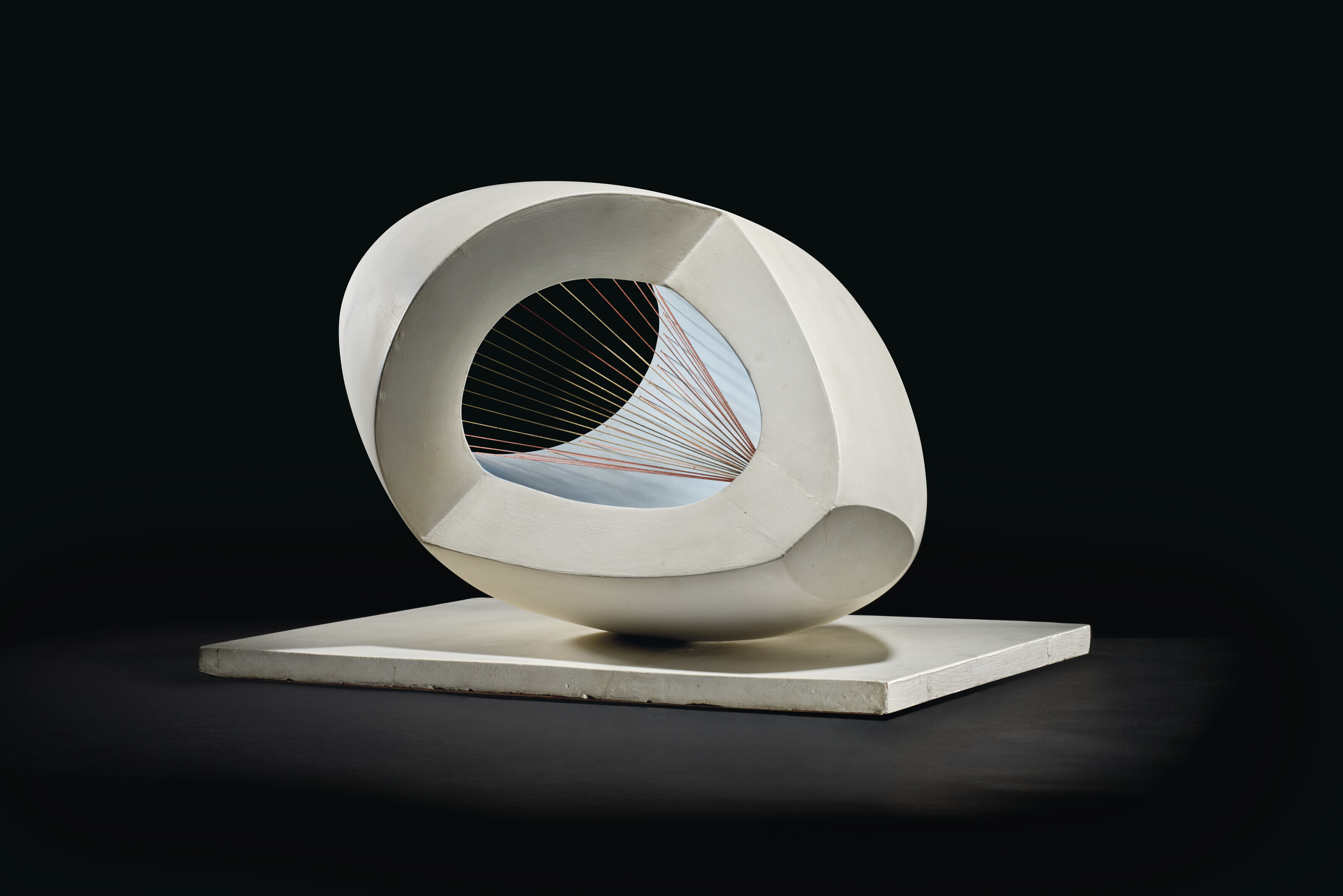 Barbara Hepworth — Цветная скульптура (овальной формы) бледно-голубого и красного цветов, изображение 1
