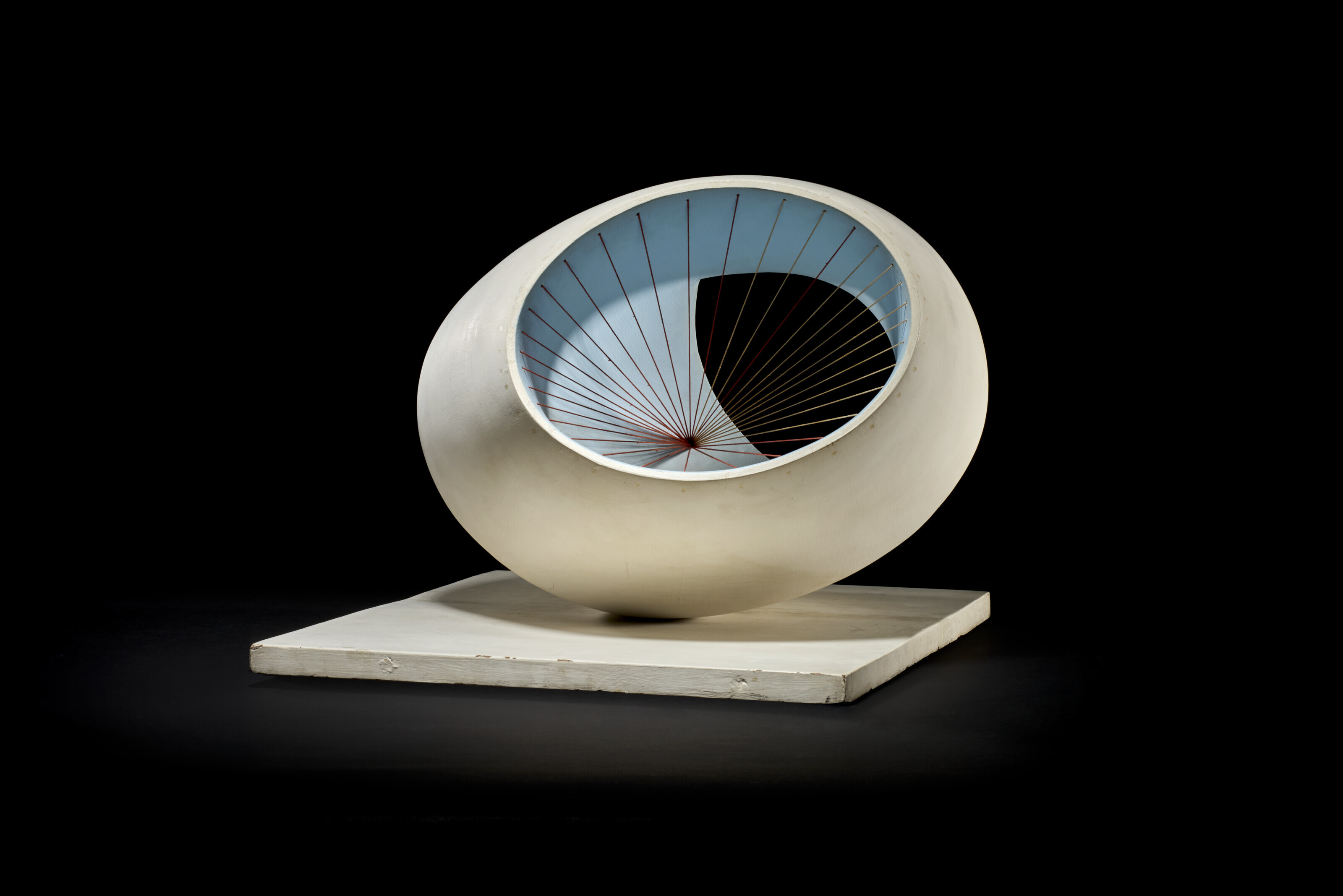 Barbara Hepworth — Цветная скульптура (овальной формы) бледно-голубого и красного цветов, изображение 2