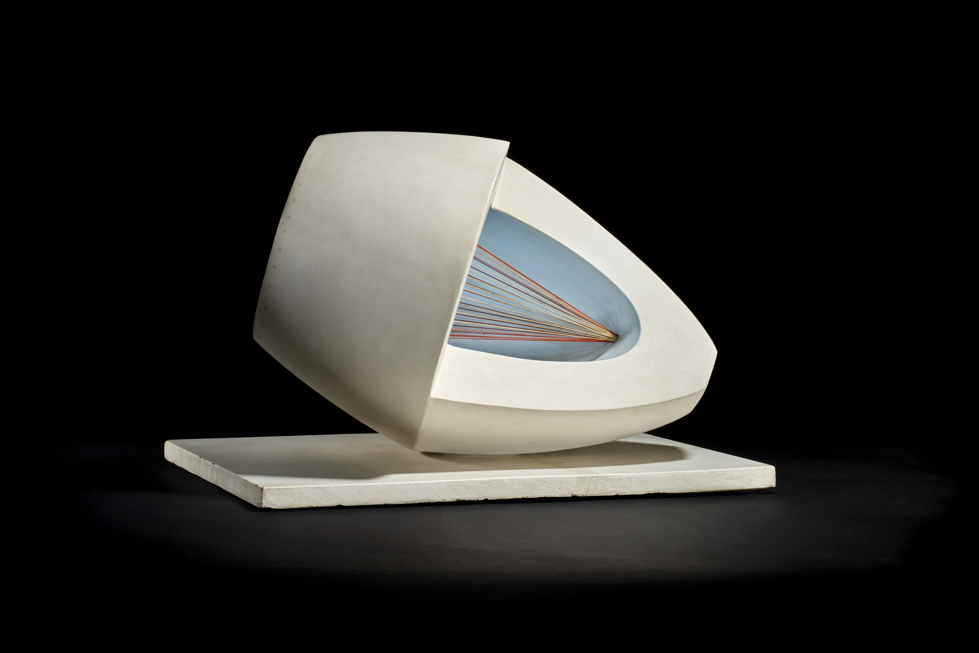 Barbara Hepworth — Цветная скульптура (овальной формы) бледно-голубого и красного цветов, изображение 3