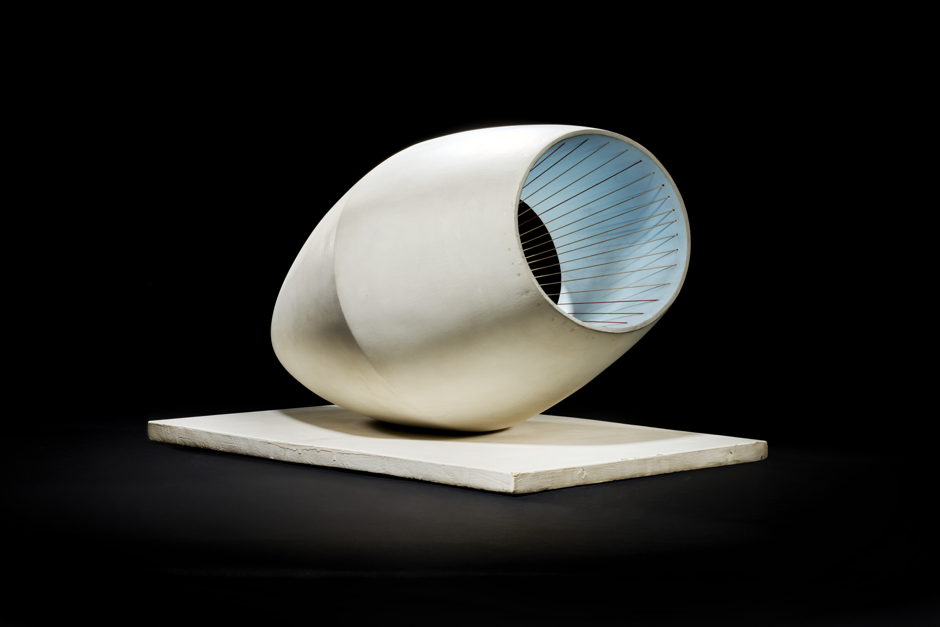 Barbara Hepworth — Цветная скульптура (овальной формы) бледно-голубого и красного цветов, изображение 4