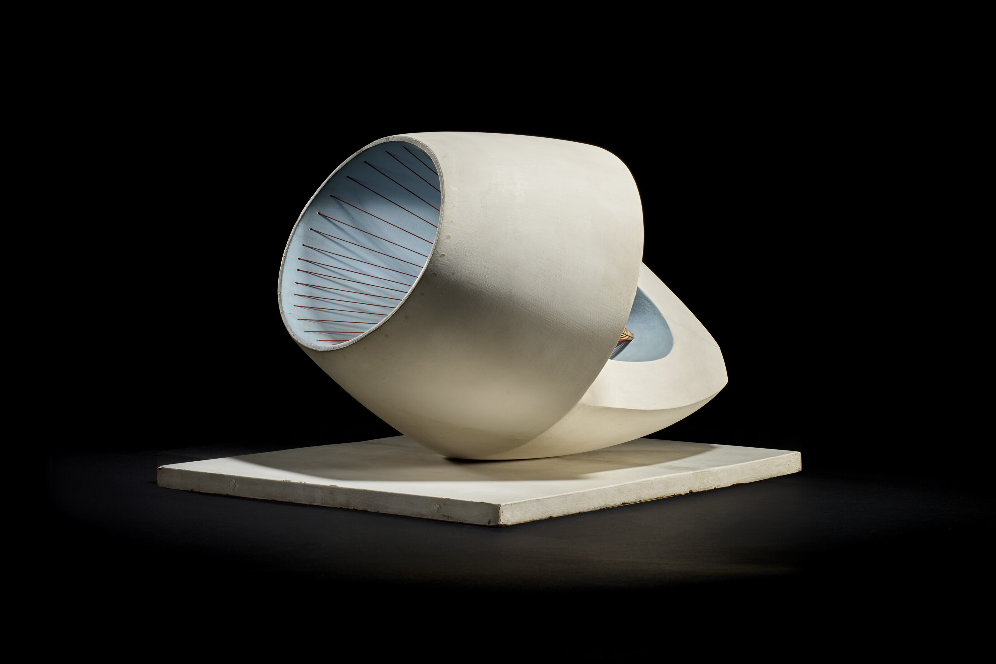 Barbara Hepworth — Цветная скульптура (овальной формы) бледно-голубого и красного цветов, изображение 6