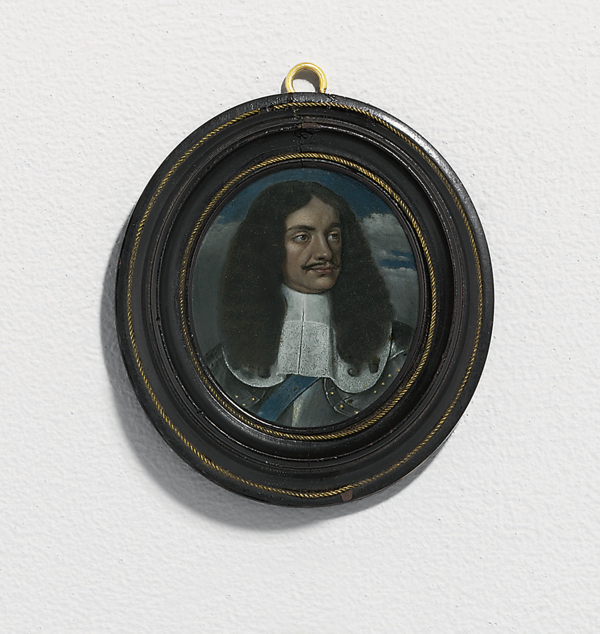 Charles White — Король Карл II (1630-1685), в стальной кирасе с позолоченными наплечниками на заклепках, белом батистовом воротничке с тонкой кружевной каймой, украшенной голубым муаровым поясом ордена Подвязки, в длинном коричневом парике с завитками
