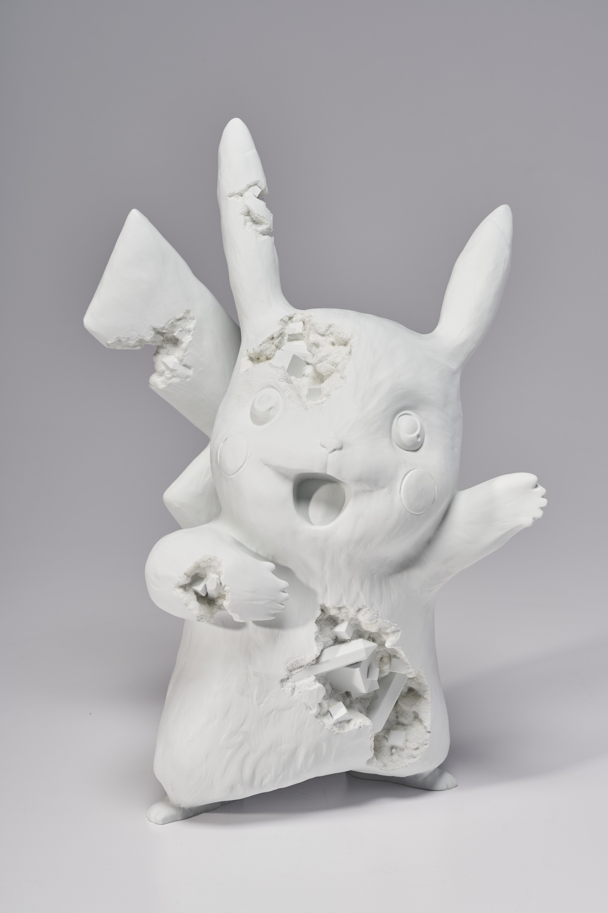 Daniel Arsham — Пикачу с голубыми кристаллами