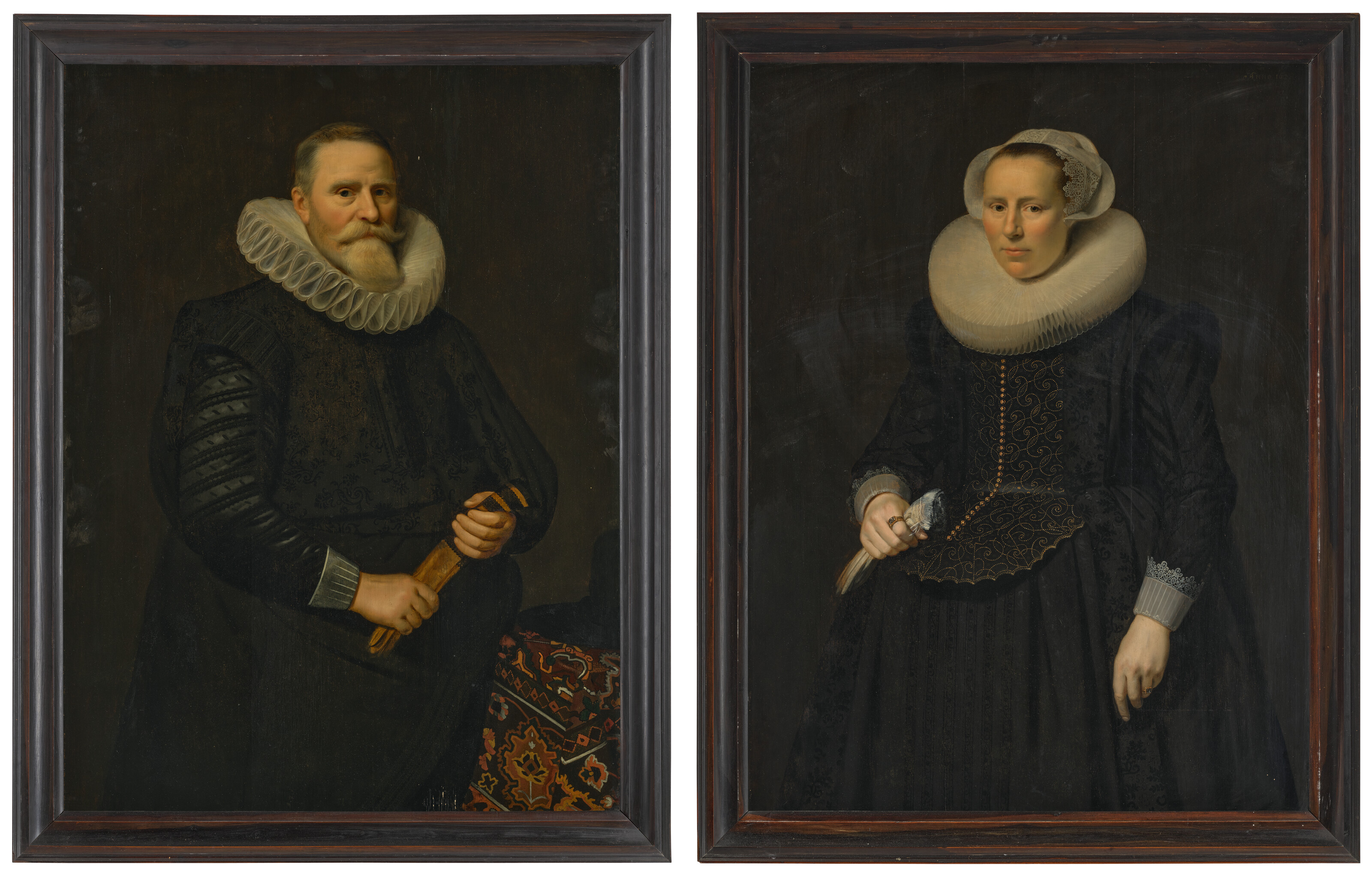 Dutch School — Портрет Андриеса Райкерта (1569-1639), три четверти длины, с парой перчаток и шляпой в руках, на задрапированном столе слева от него; и портрет Сюзанны Мерчийс (1581-1633), три четверти длины, с парой перчаток в руках