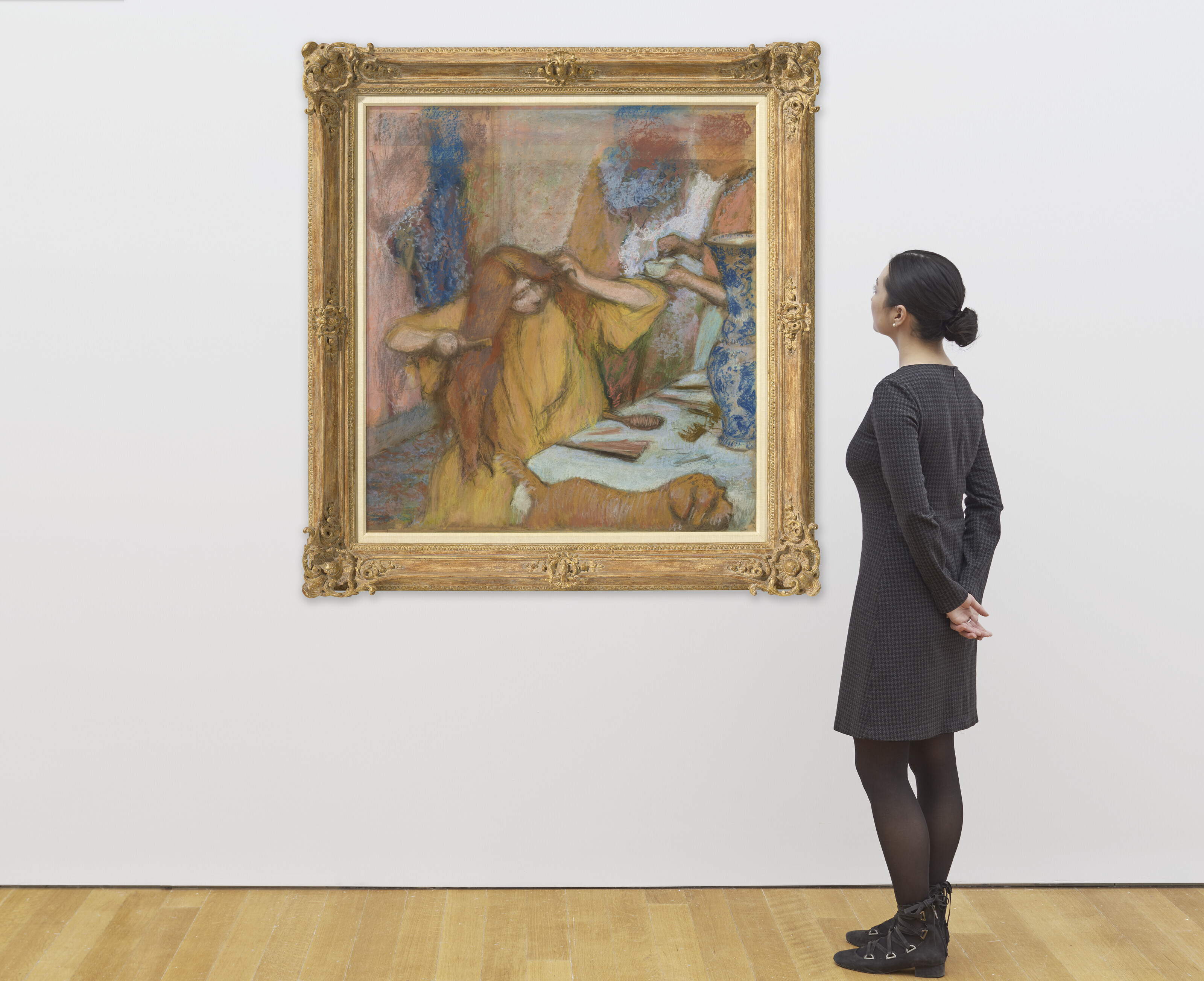 Edgar Degas — Женщина в желтом пеньюаре с прической, изображение 4