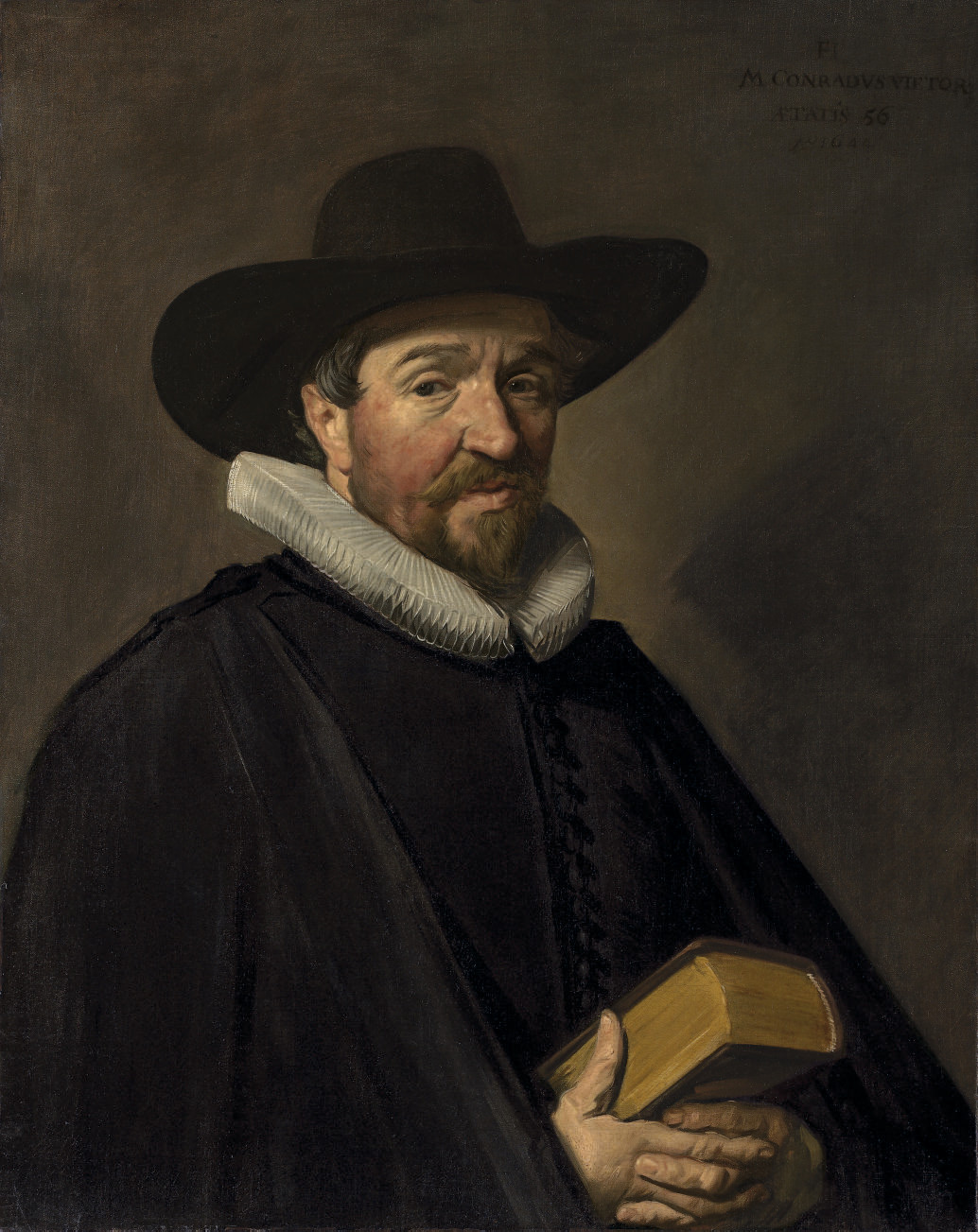 Frans Hals — Портрет Конрадуса Виэтора (1588-1657), 56 лет, в полный рост, в черном камзоле, плаще и шляпе с белым воротником, с книгой в руках