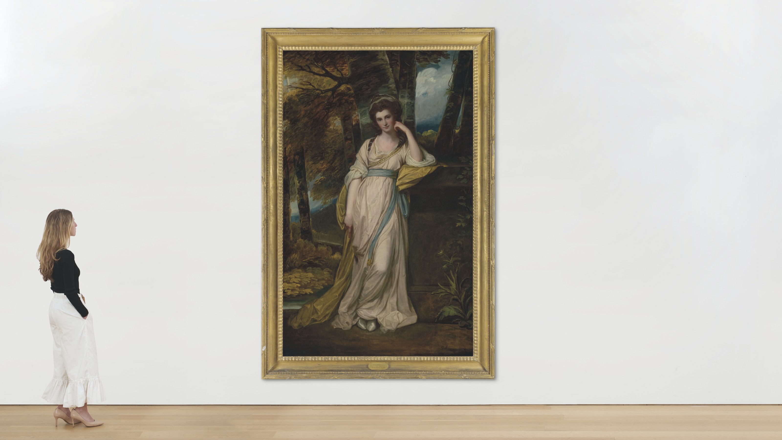 George Romney — Портрет миссис Деборы Джемаймы Максвелл (1755-1789) в полный рост, в бледно-розовом платье с голубым поясом и желтой накидке, на фоне лесистого пейзажа, изображение 4