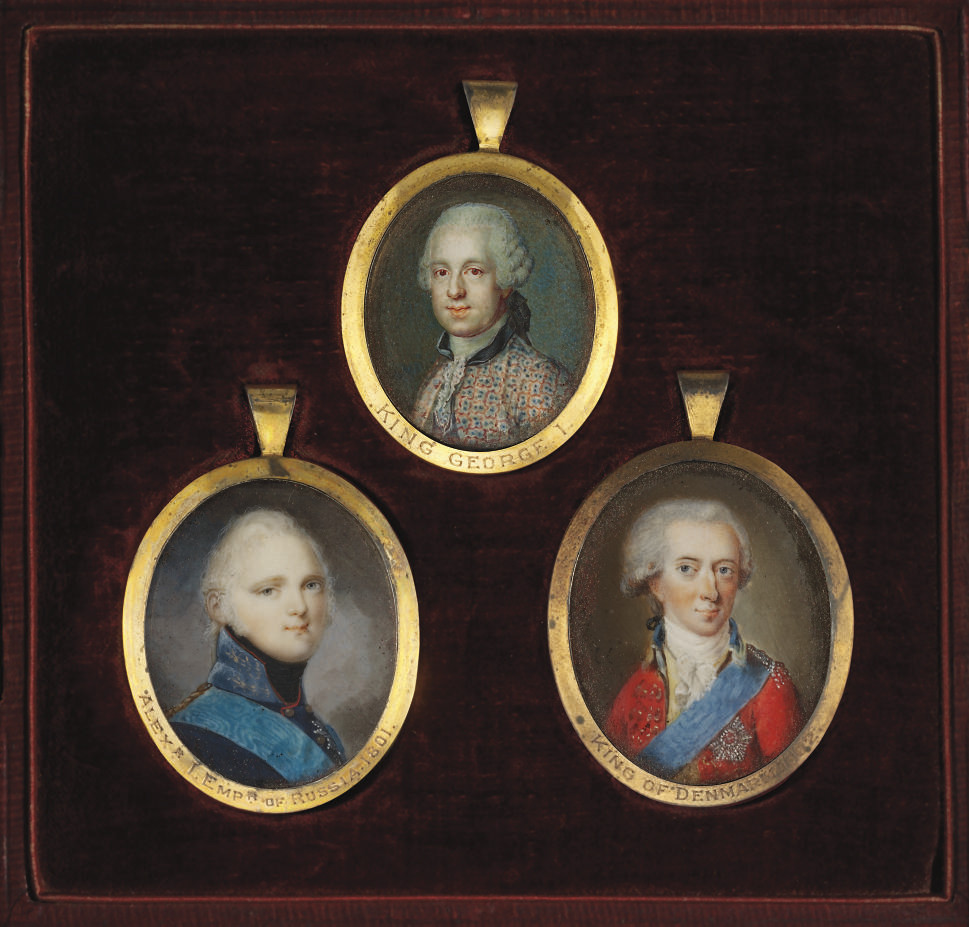German School — Царь Александр I (1777-1825), в черном мундире с синим воротником, золотыми эполетами, с синим муаровым поясом и звездой российского императорского ордена Святого Андрея Первозванного на груди, с напудренными волосами (приписывается Герхарду фон Кюгельдену, немцу, 1772-1820); король Дании Кристиан VII (1749-1808), в красном школьная форма с синим воротником, желтым жилетом, голубой муаровый пояс и звезда датского королевского ордена Слона на груди, белый кружевной галстук, напудренный парик, перевязанный черной лентой (Датская школа, около 1770 года); и королевский или знатный натурщик по имени Георг I в расшитом камзоле с черным воротничком, белым кружевным галстуком и париком-мешком (немецкая школа, около 1770/1780)