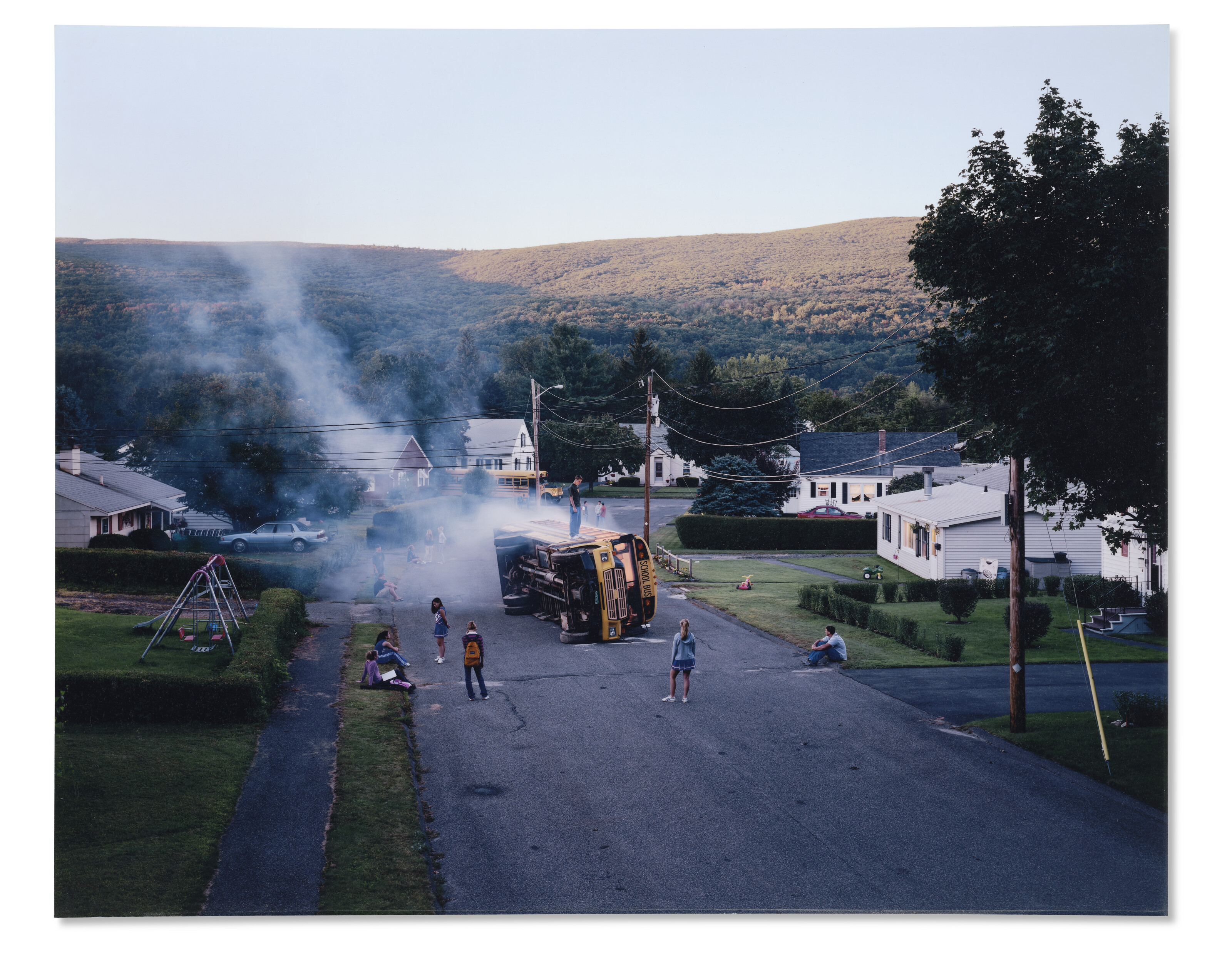 Gregory Crewdson — Без названия (перевернувшийся автобус)