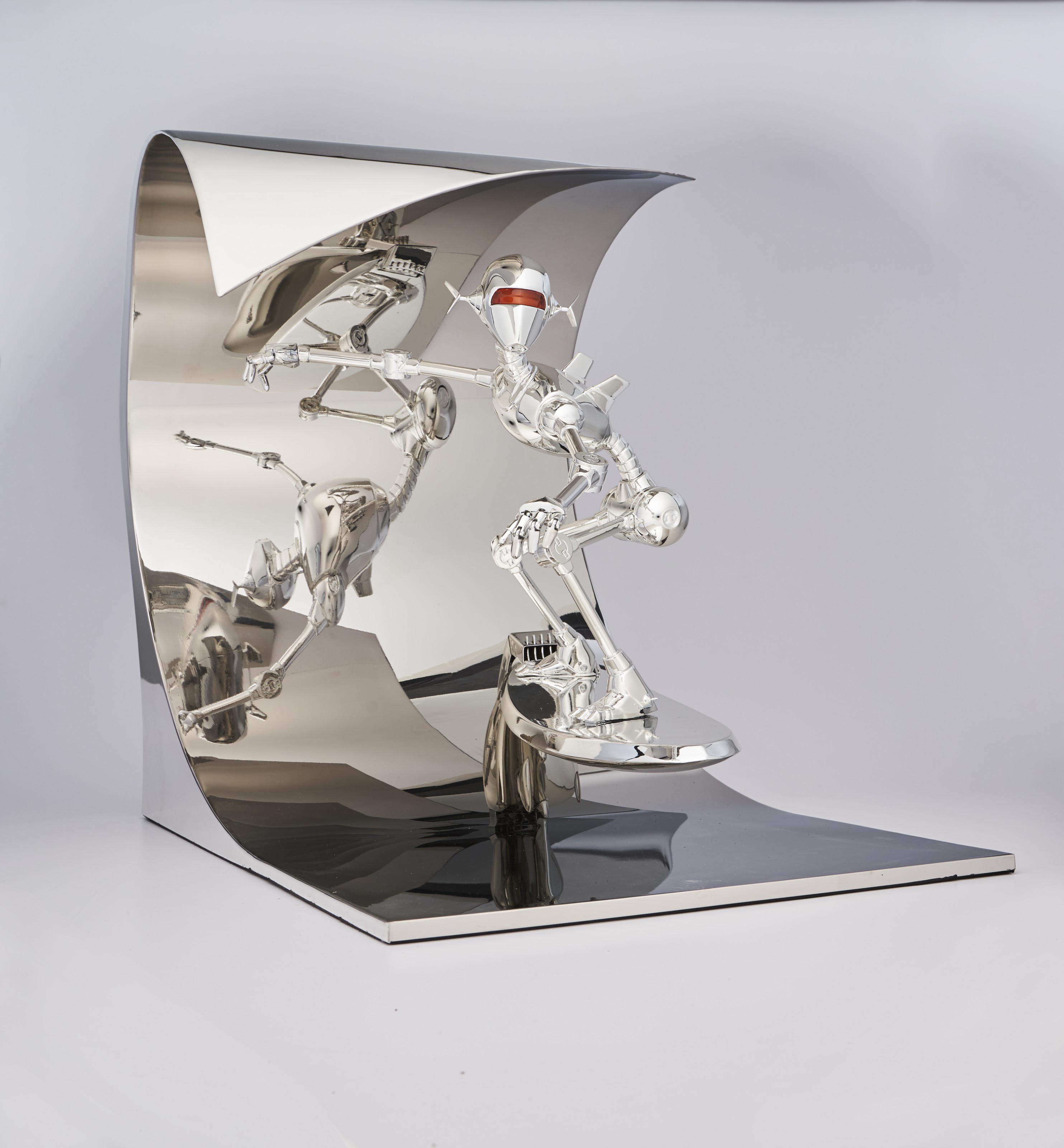 Hajime Sorayama — Робот-серфингист (серебристая версия)