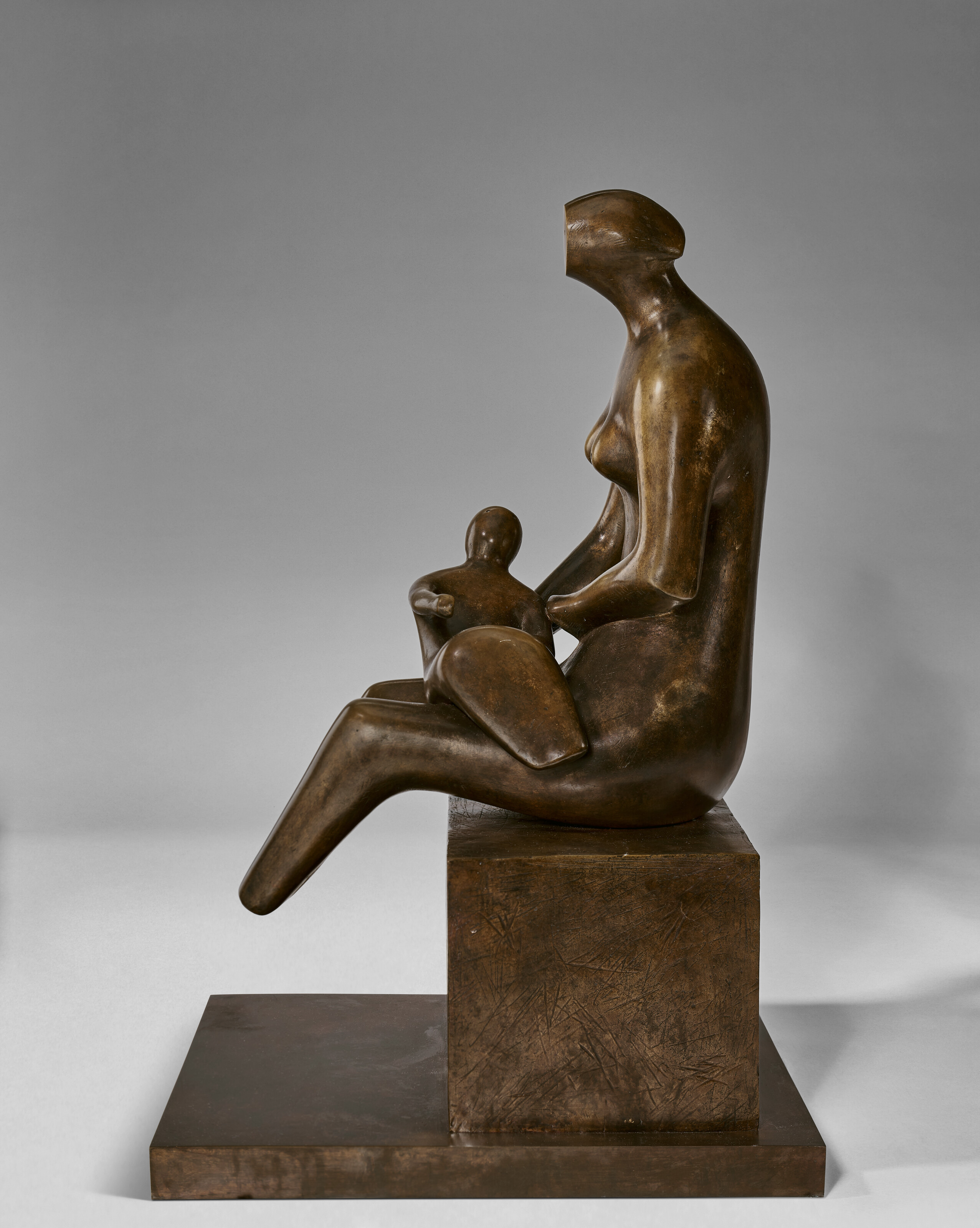 Henry Moore — Мать с ребенком на коленях, изображение 3