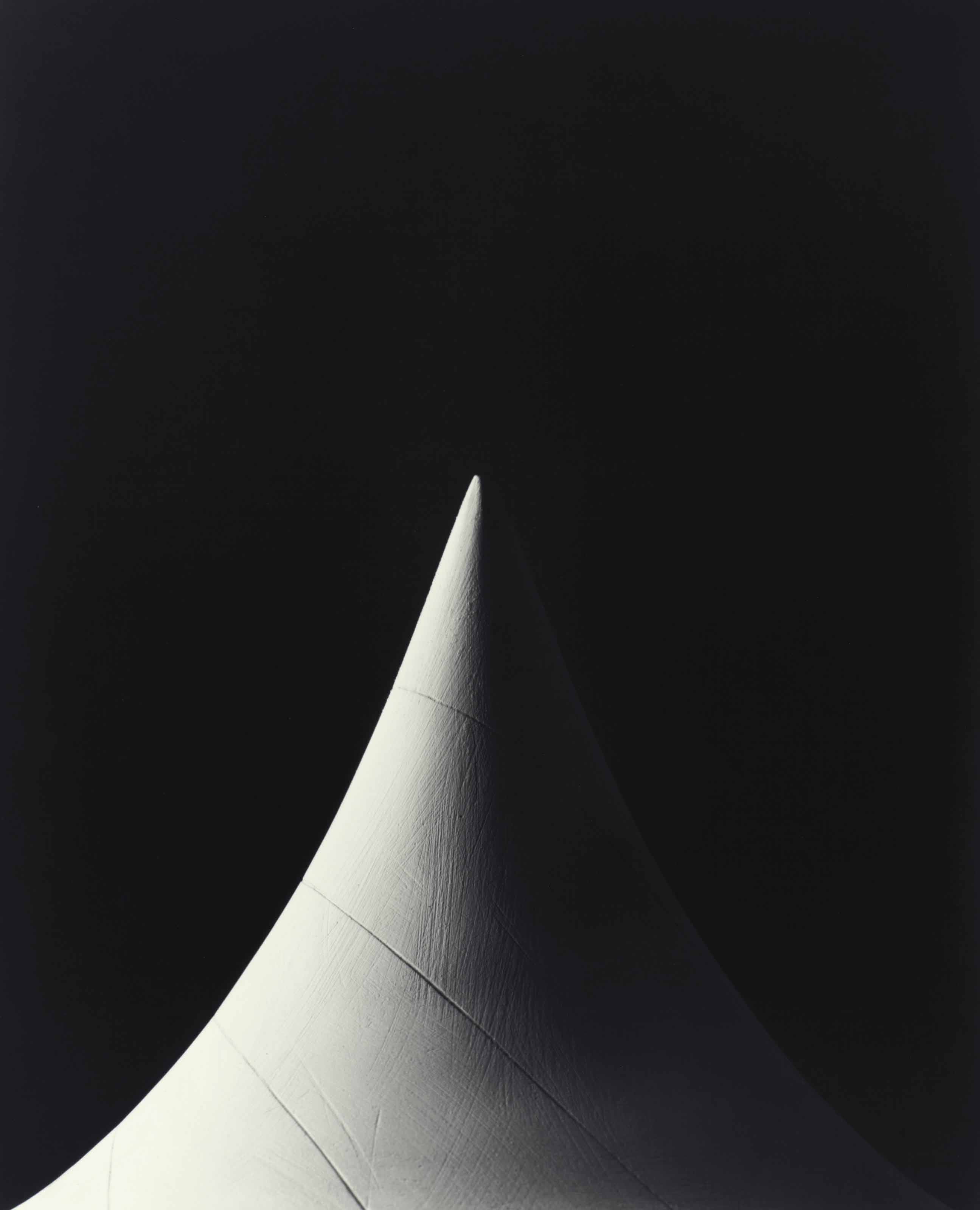 Hiroshi Sugimoto — Математическая форма 0009 (коническая поверхность вращения с постоянной отрицательной кривизной)