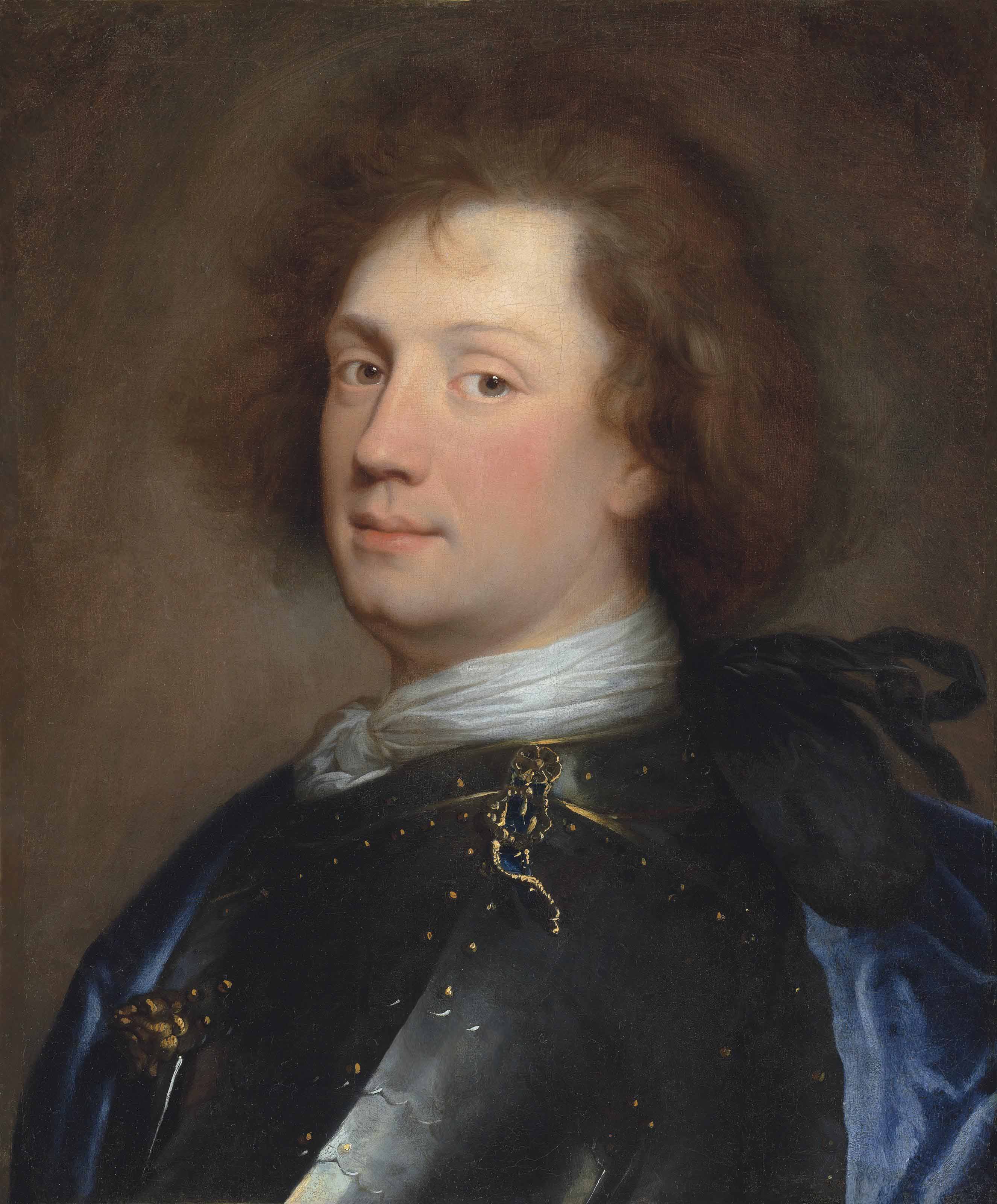 Hyacinthe Rigaud — Портрет джентльмена во весь рост, в белом галстуке и доспехах из вороненой стали с позолоченной львиной маской и позолоченными заклепками, каймой и пряжками, в синей мантии
