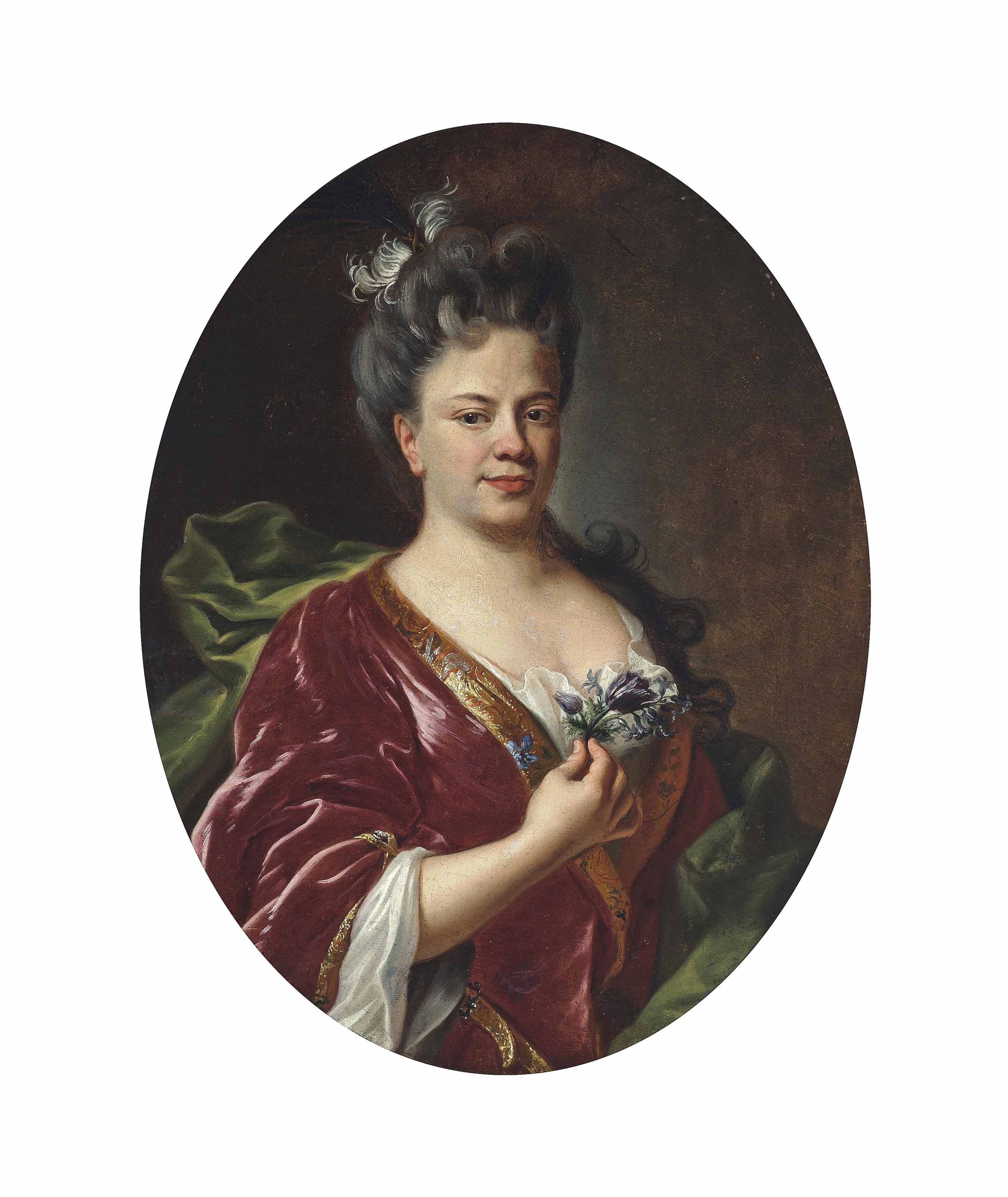 Hyacinthe Rigaud — Портрет дамы в полный рост, в красном платье и зеленой накидке, с букетом цветов в руке