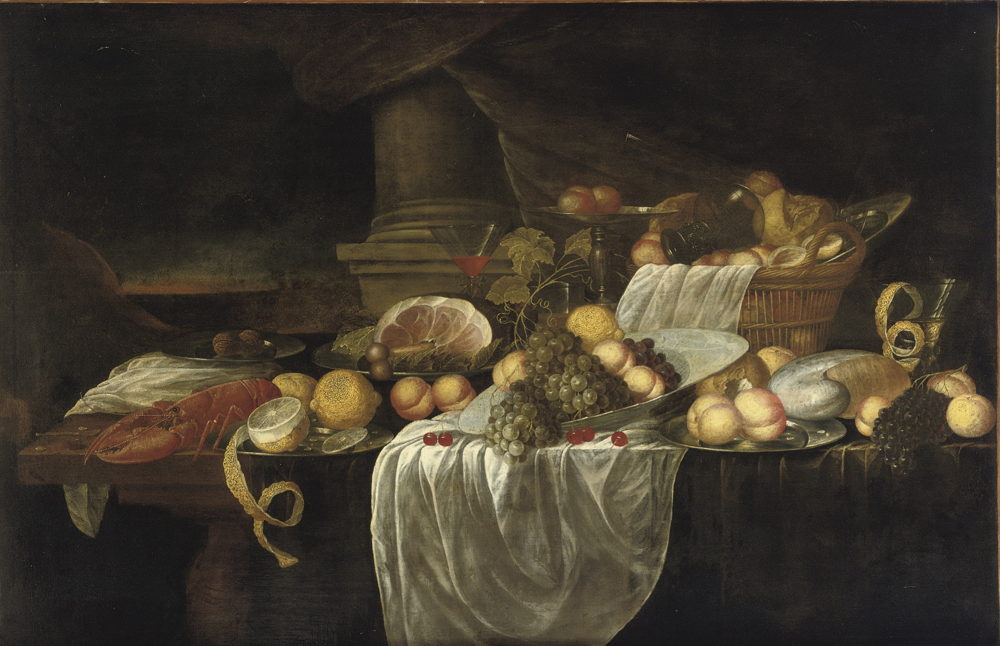 Jan Davidsz. de Heem — Фарфоровая ваза с виноградом, персиками и лимонами, плетеная корзинка с хлебом, бокал, лобстер, ветчина и другие предметы - все это на частично задрапированном столе