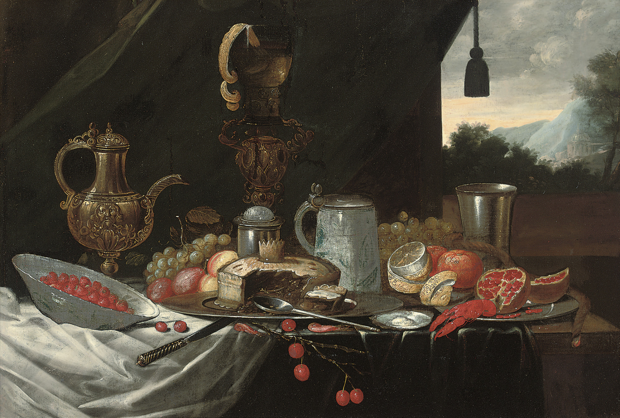 Jan Davidsz. de Heem — Пирог на оловянном блюде, серебряный стакан, пивная кружка, кувшин, лобстер, частично очищенный лимон, персики, виноград, вишни, гранат и фарфоровая ваза с клубникой на частично задрапированном столе, пейзаж за окном.