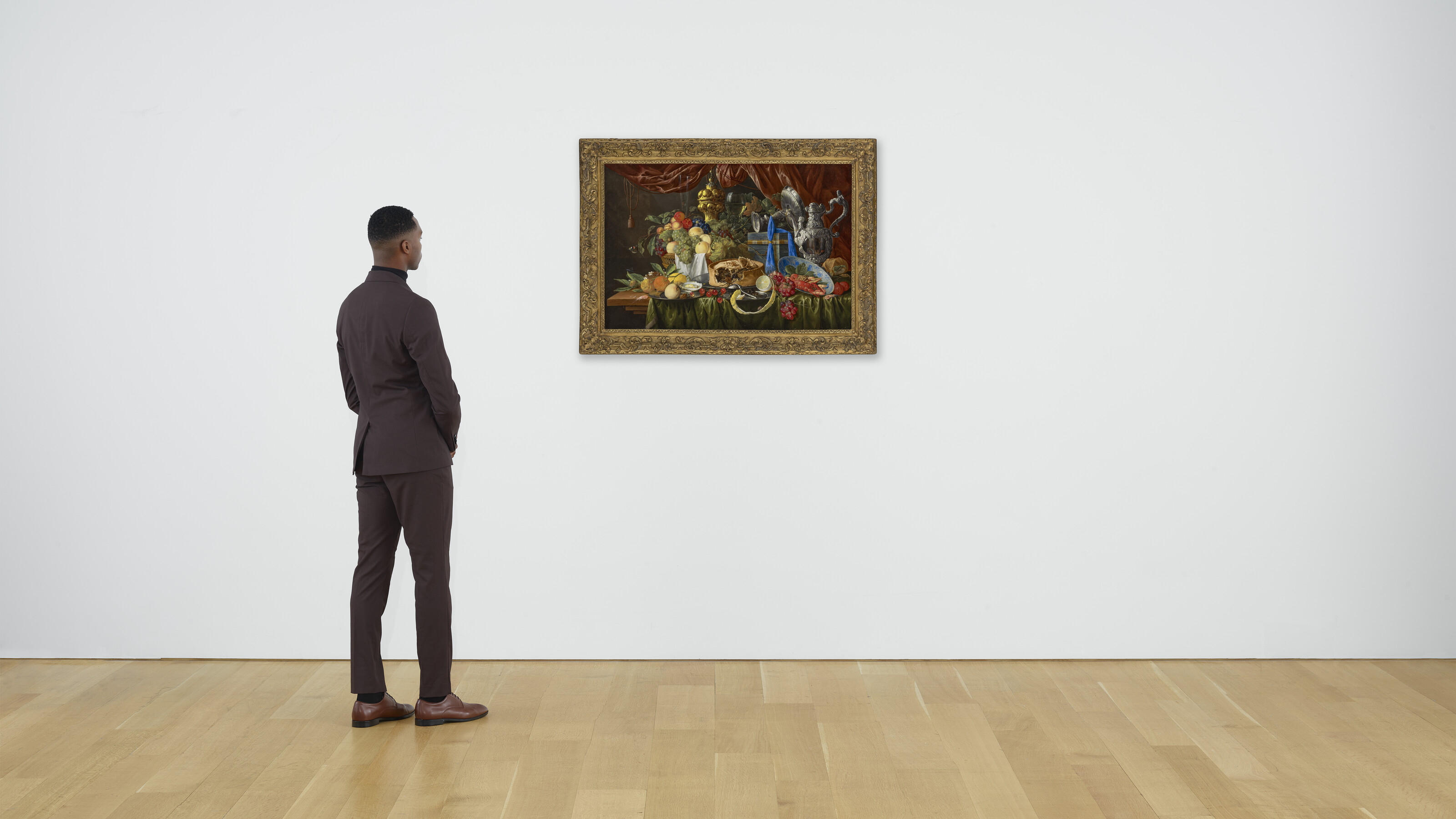 Jan Davidsz. de Heem — Пирог на оловянной тарелке, частично очищенный лимон и перевернутая серебряная ложка на оловянной тарелке, раки и креветки в вазочке для ванили, фрукты, грецкий орех и устрицы на оловянной тарелке, корзинка с фруктами, рифленый бокал, серебряный кубок с позолотой, ремер, перевернутый серебряная тазца в прочной коробке, серебряный кувшин и булочка - все это на частично задрапированном столе с занавеской за ним, изображение 4