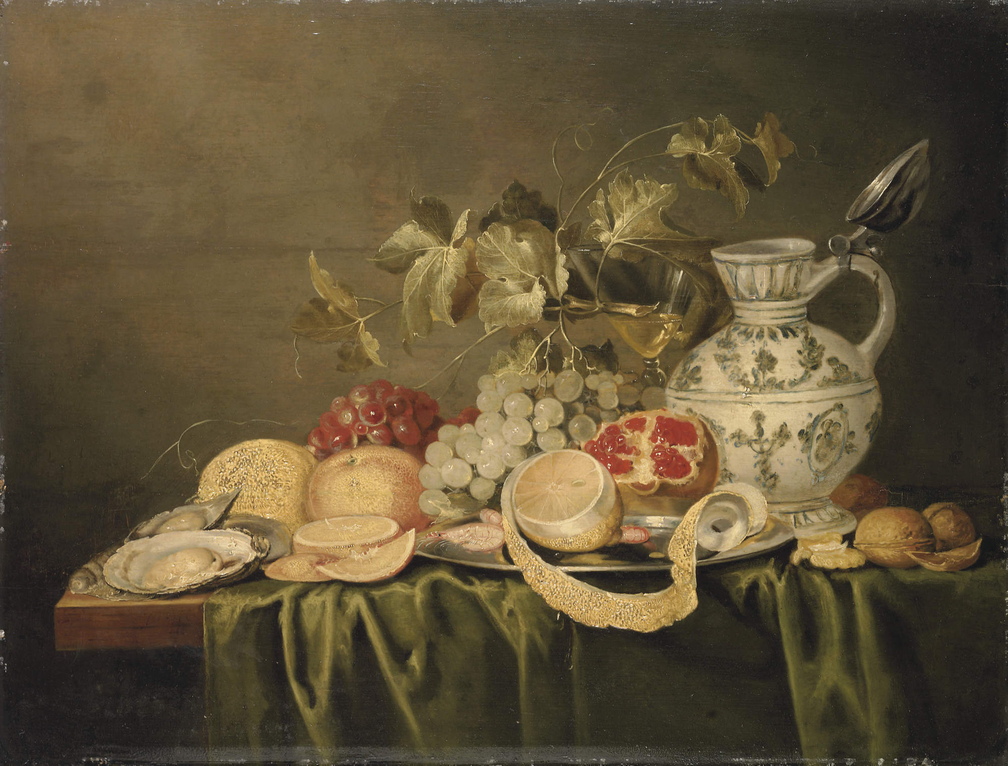 Jan Davidsz. de Heem — Нарезанный ломтиками и очищенный от кожуры лимон с креветками на серебряном блюде, устрицами, апельсинами, виноградом, гранатом, грецкими орехами, бокалом вина и кувшином на частично задрапированном столе