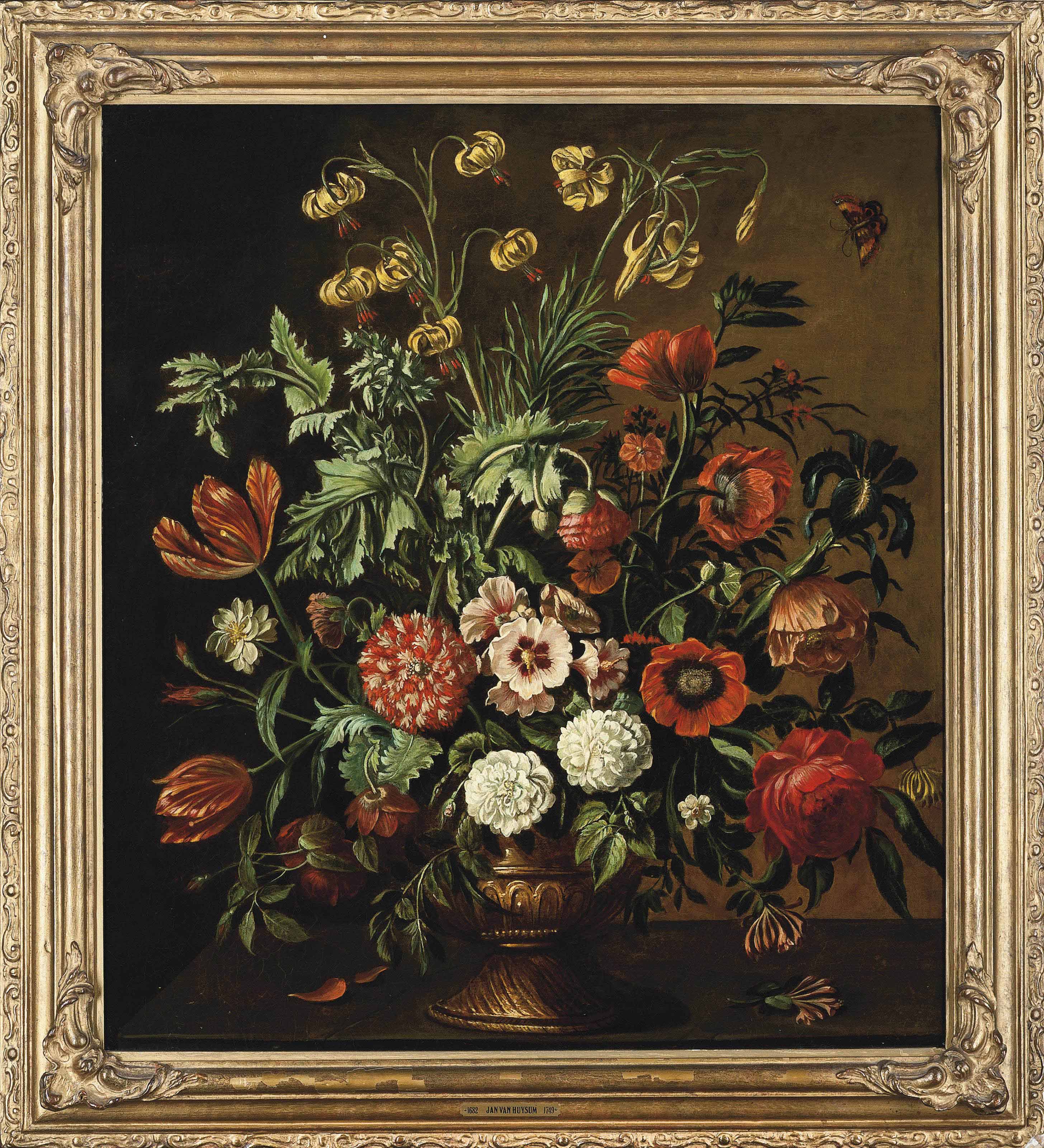 Jan van Huysum — Гвоздики, розы, маки, тюльпаны, нарциссы и другие цветы в скульптурной вазе на карнизе с бабочкой