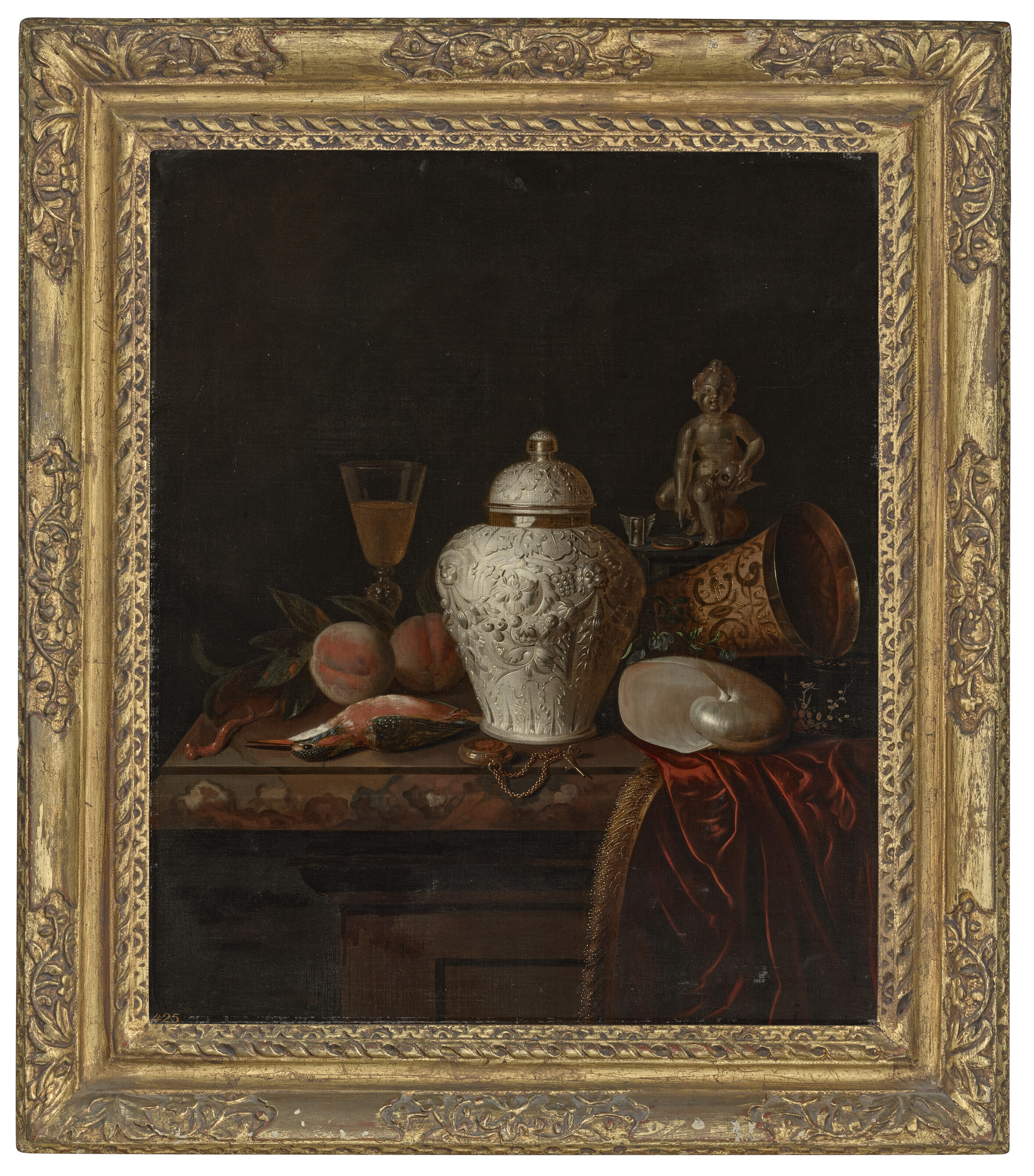 JAR — Резная серебряная банка с имбирем, карманные часы, раковина наутилуса, серебряный с позолотой кубок, зимородок, фрукты и другие предметы на частично задрапированном мраморном выступе