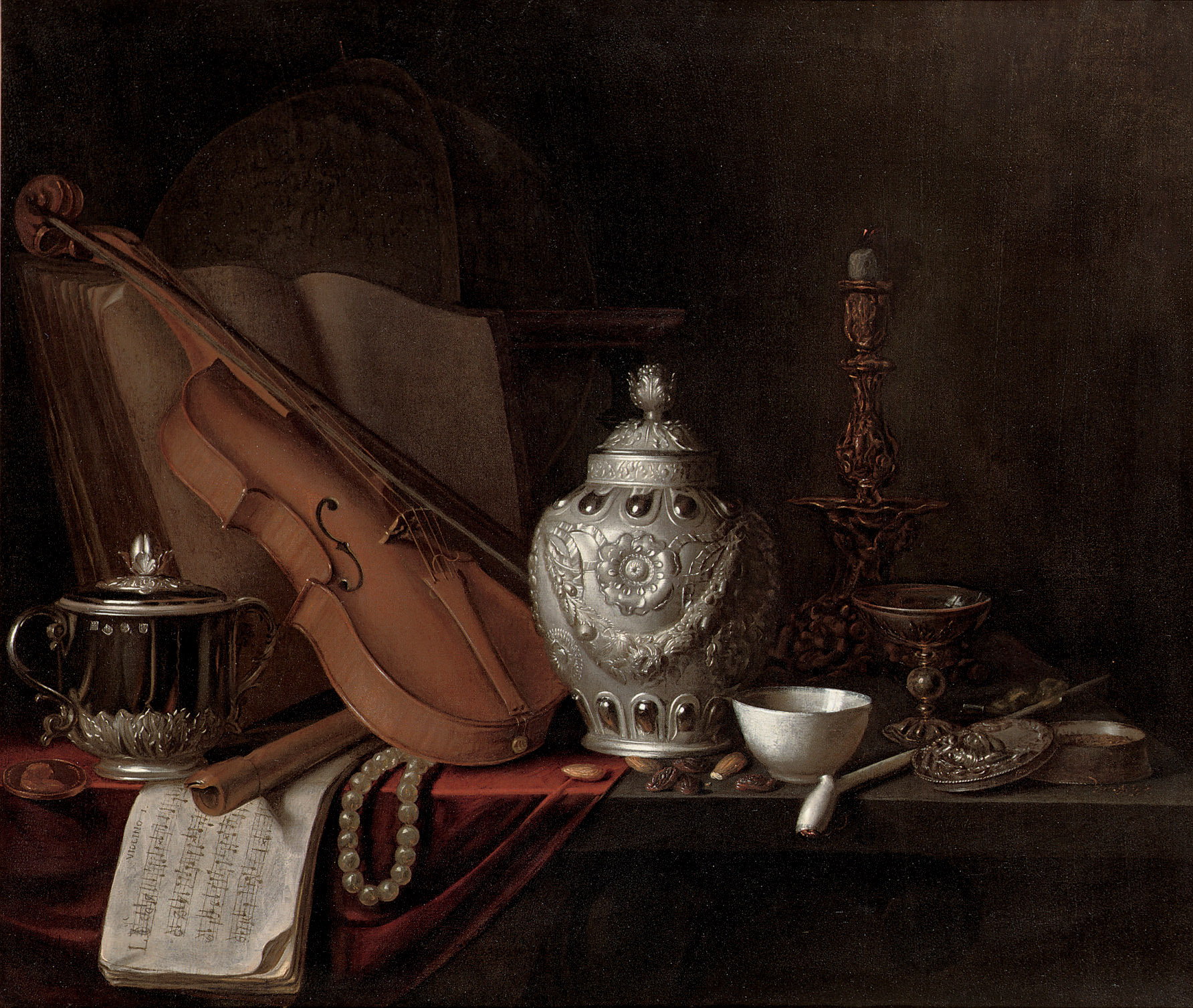 JAR — Серебряная банка для имбиря, скрипка, серебряная миска, глобус, жемчужное ожерелье, позолоченный подсвечник, фарфоровая чаша, трубка, серебряная шкатулка, ноты и миндальные орехи - все это на частично задрапированном столе