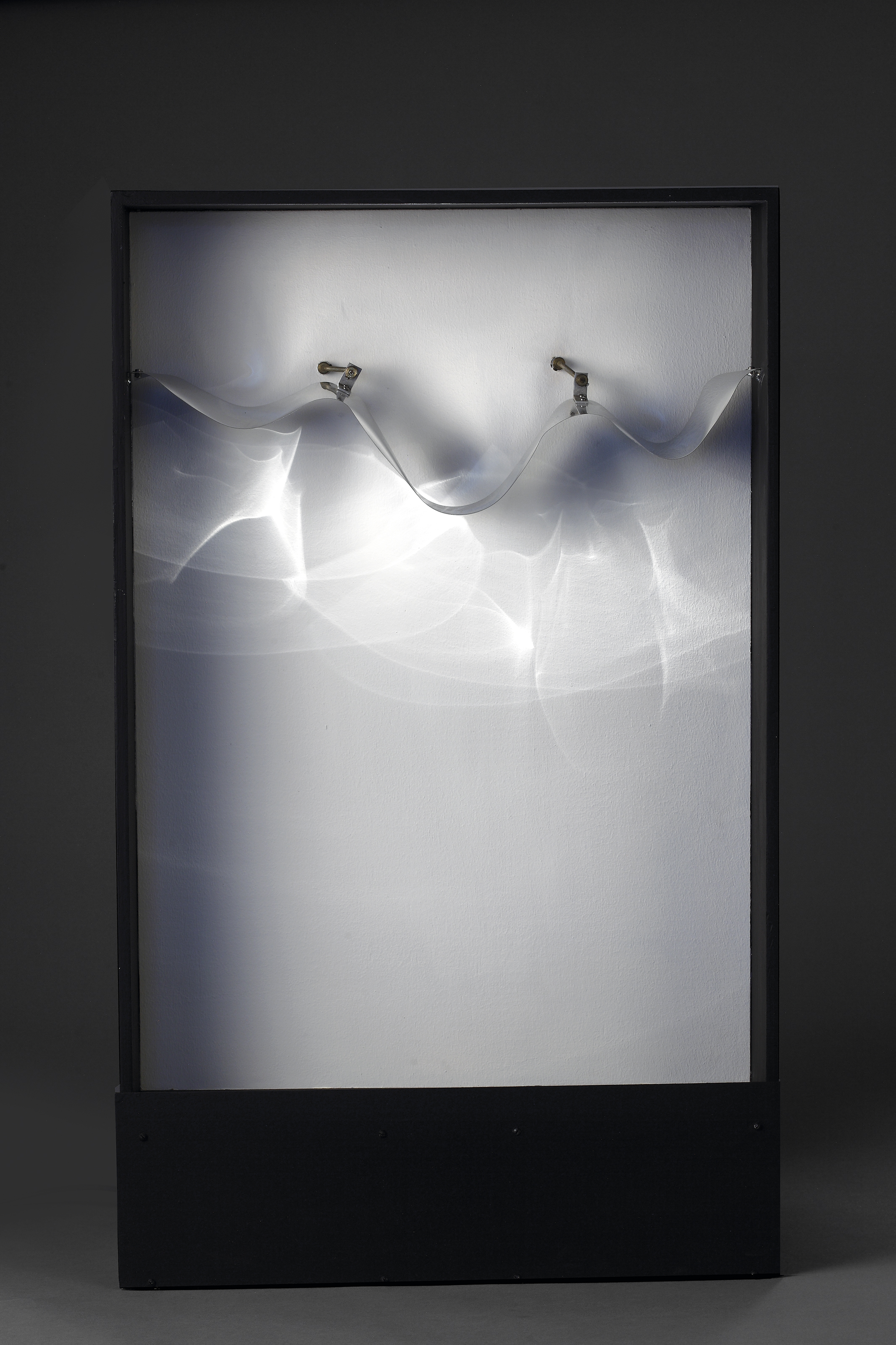 Julio Le Parc — Непрерывный свет (Форма в искаженном отражении света) (Непрерывный свет (Искажающая форма, отражающая свет)), изображение 2