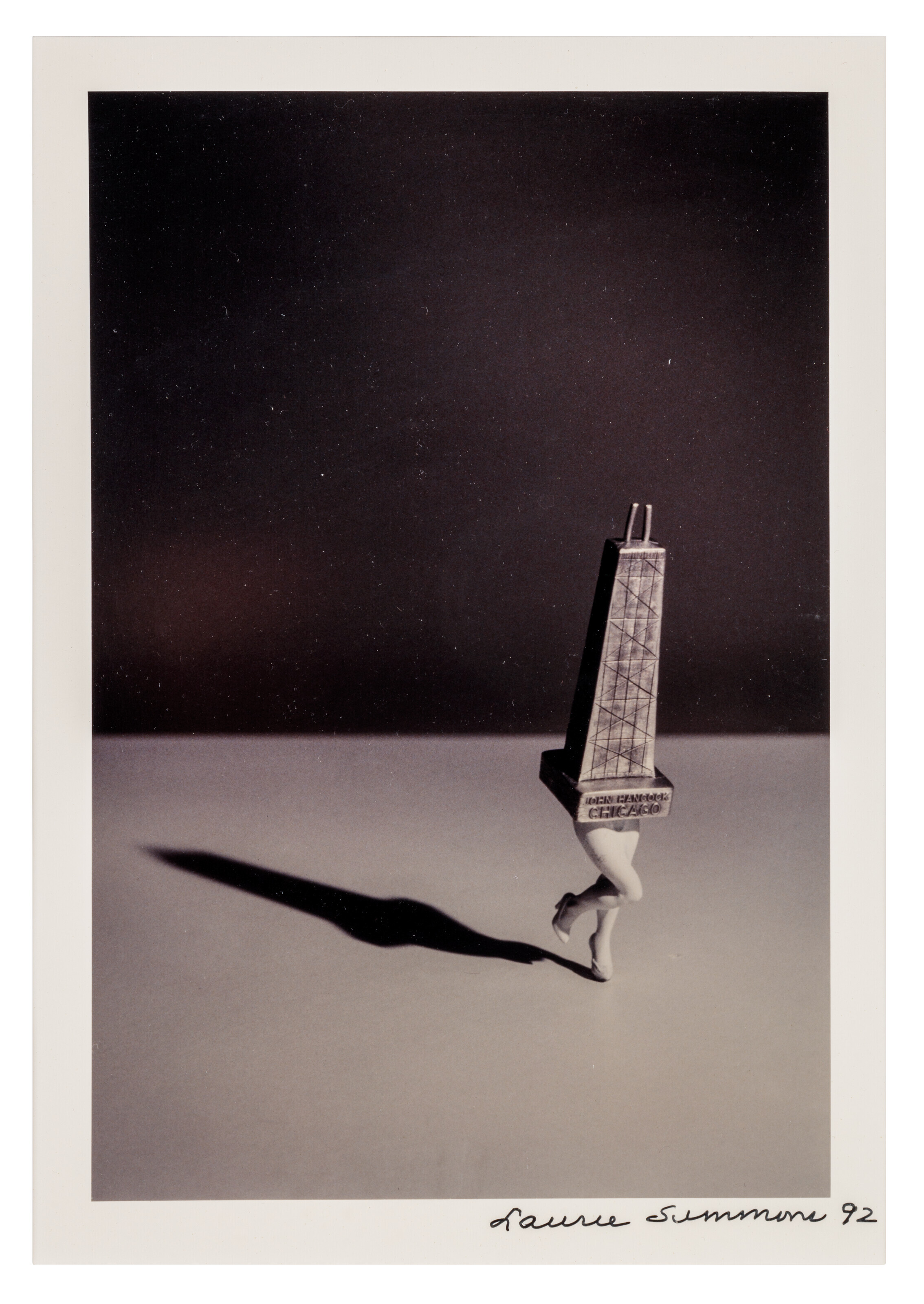 Laurie Simmons — Прогуливающийся Джон Хэнкок (Чикаго)