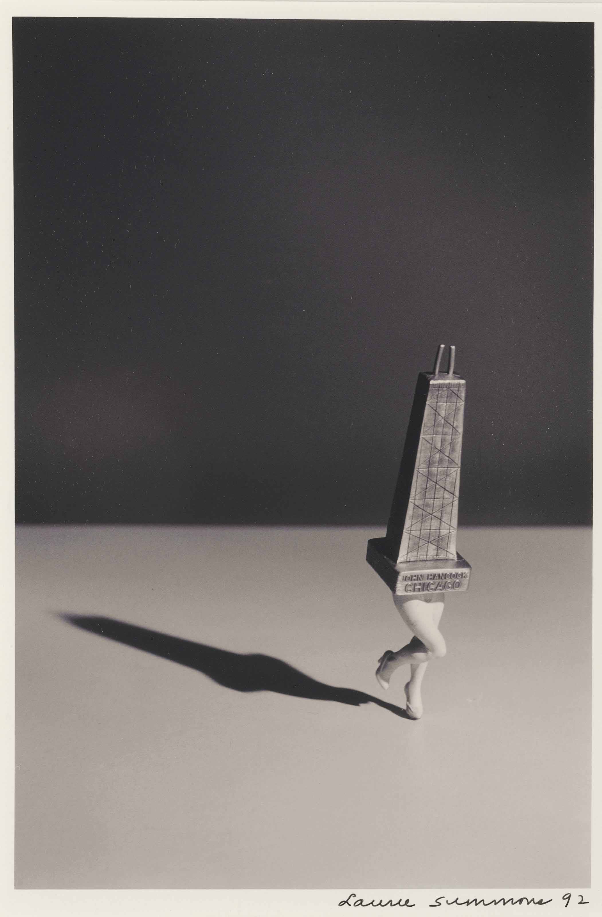 Laurie Simmons — Прогуливающийся Джон Хэнкок (Чикаго)
