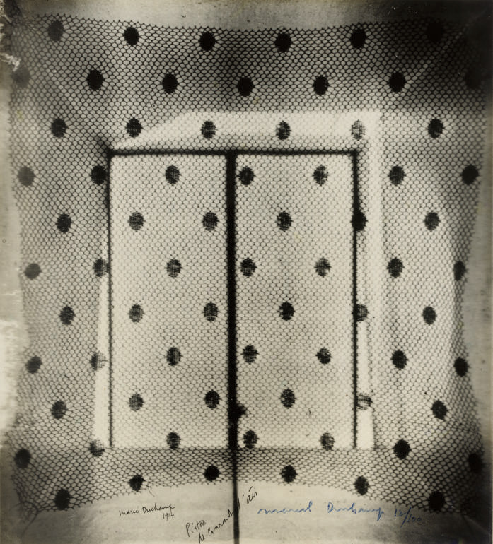Marcel Duchamp — Готовые изделия Марселя Дюшана и др. (1913-1964), галерея Шварца, Милан и Le Terrain Vague, Париж (Schwarz 594 и 619)