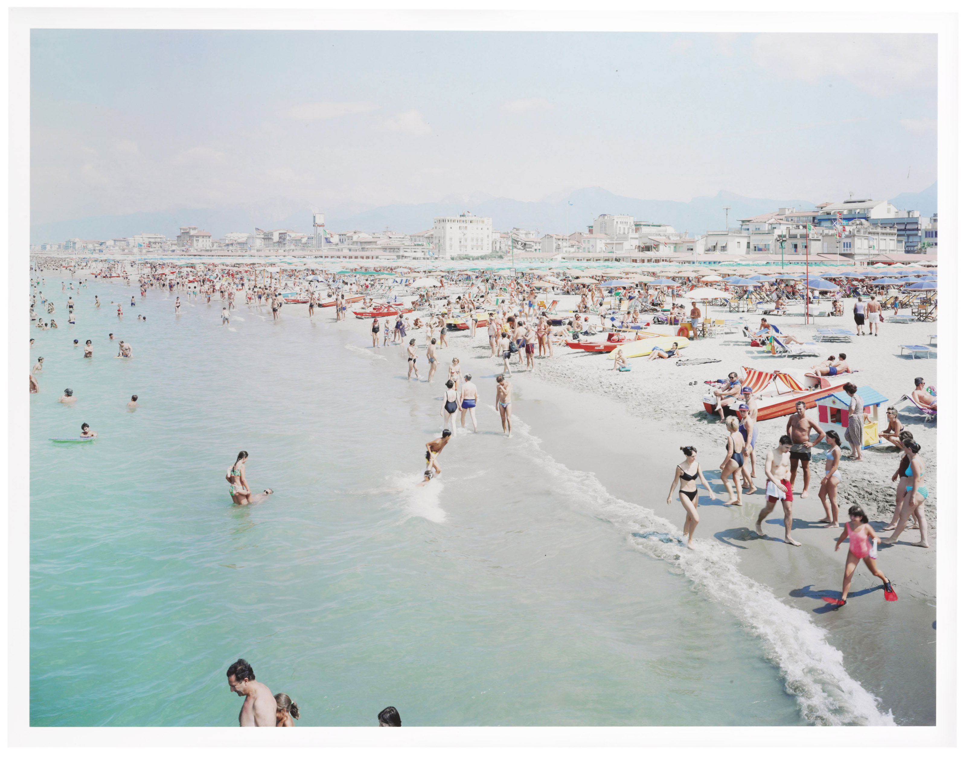 Massimo Vitali — Красные плавники Виареджо, из коллекции пейзажей и фигур