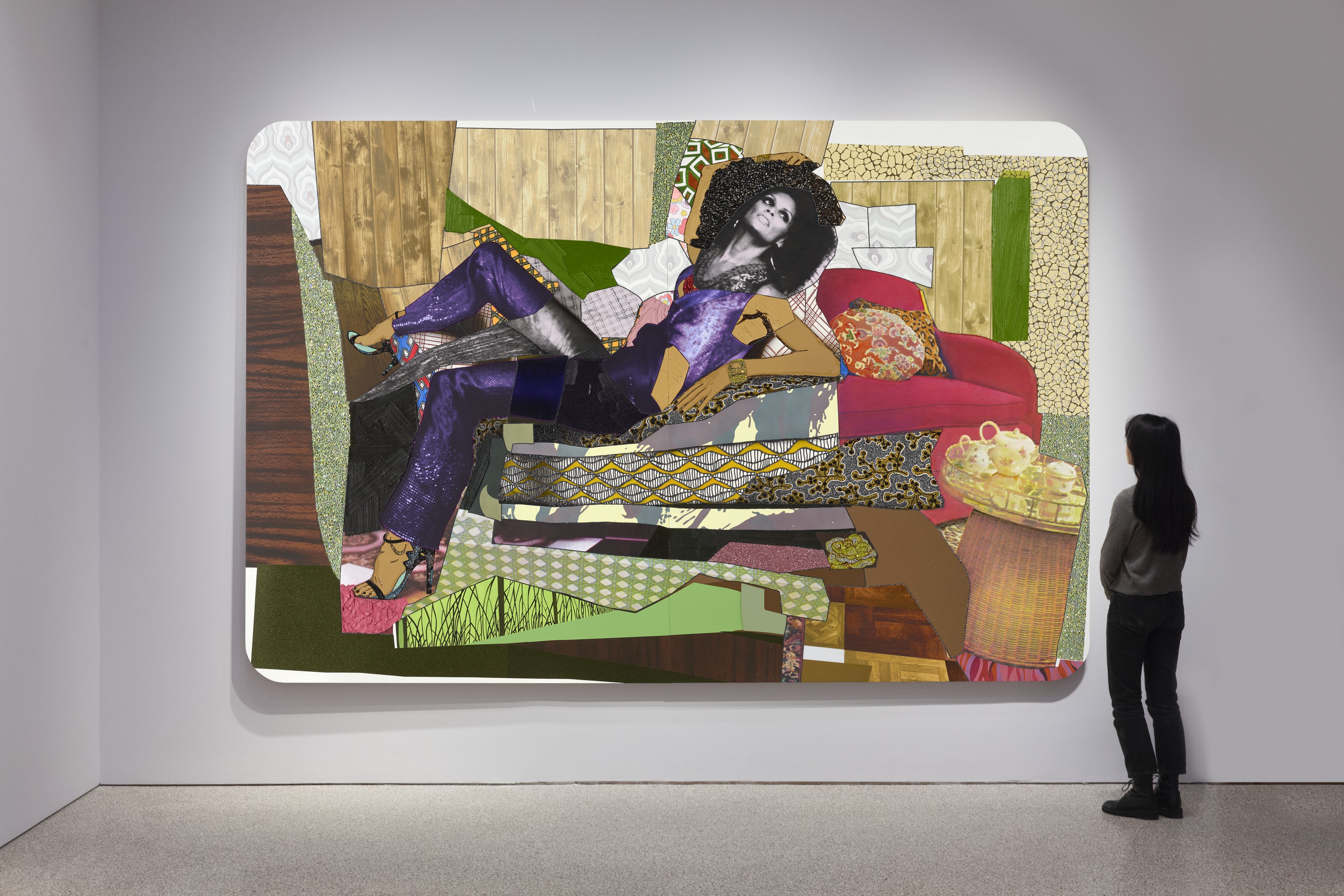 Mickalene Thomas — Ракель, Полулежащая в Фиолетовом комбинезоне, изображение 2