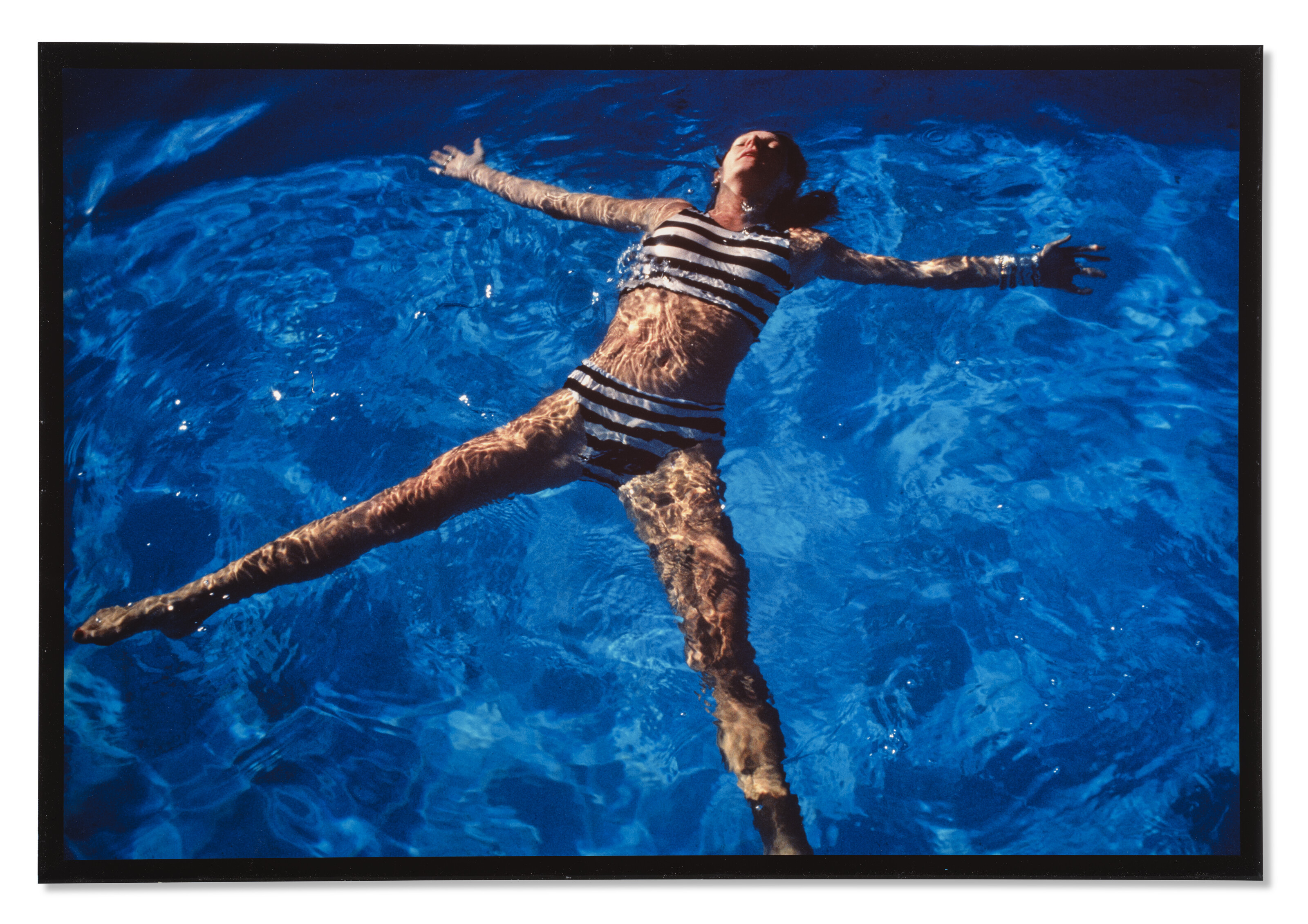 Nan Goldin — Печенье в бассейне, Сорренто, 1986