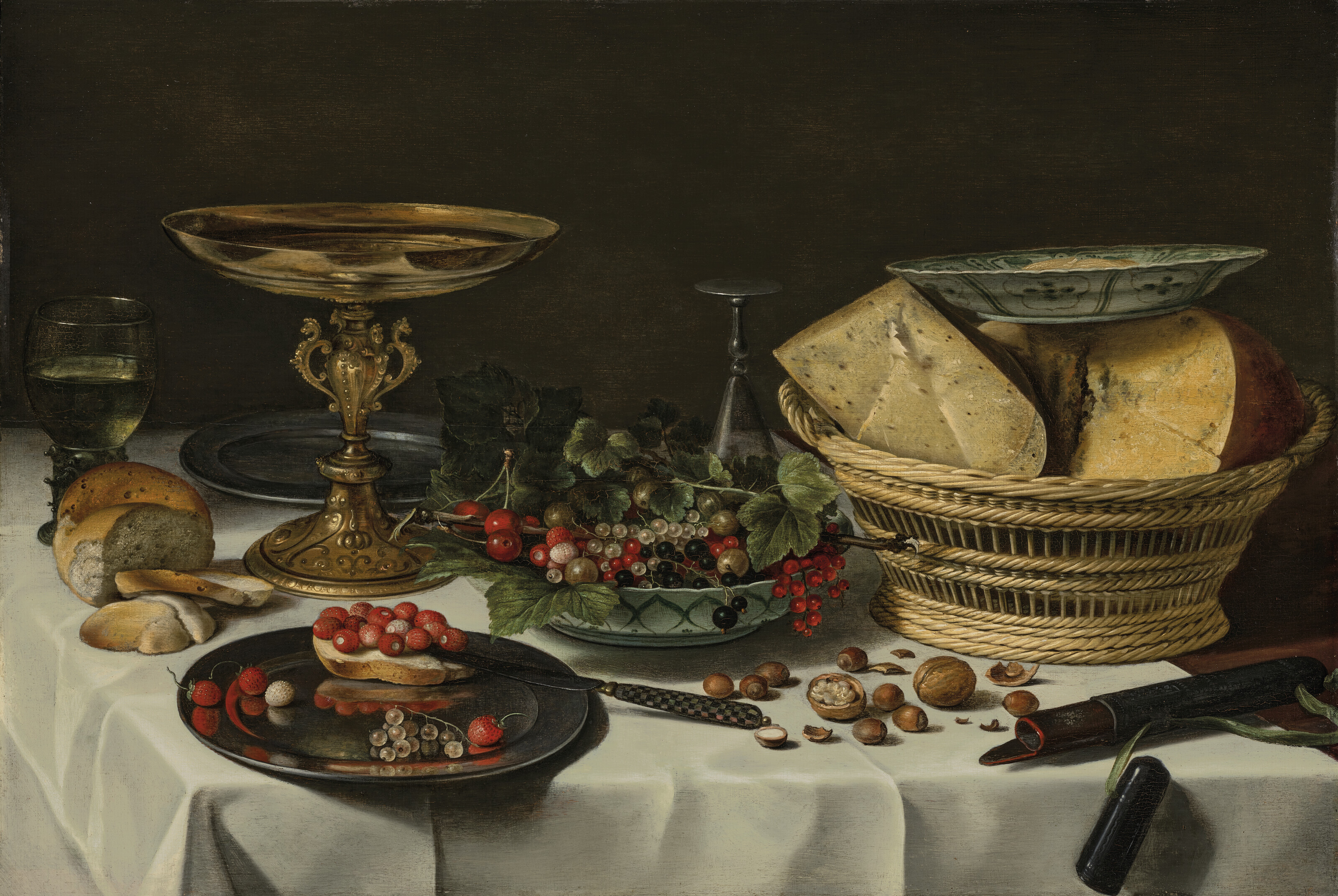 Pieter Claesz — Клубника, смородина и хлеб на оловянном блюде, ремер с вином, клубникой, вишней и смородиной в фарфоровой вазе, корзиночка с сыром, хлеб, орехи, тазза, серебряный нож и футляр для ножей на частично задрапированном столе