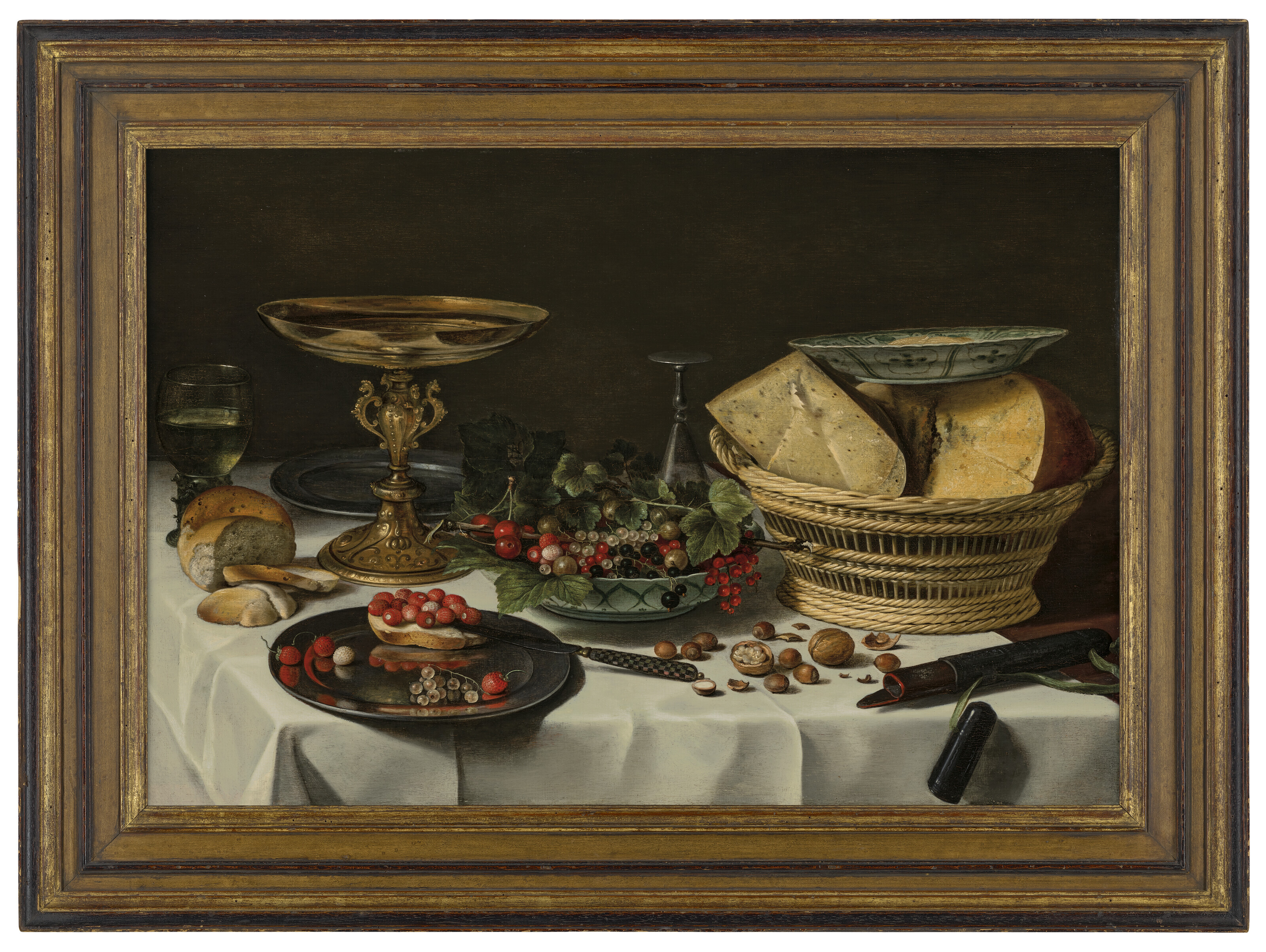 Pieter Claesz — Клубника, смородина и хлеб на оловянном блюде, ремер с вином, клубникой, вишней и смородиной в фарфоровой вазе, корзиночка с сыром, хлеб, орехи, тазза, серебряный нож и футляр для ножей на частично задрапированном столе, изображение 2