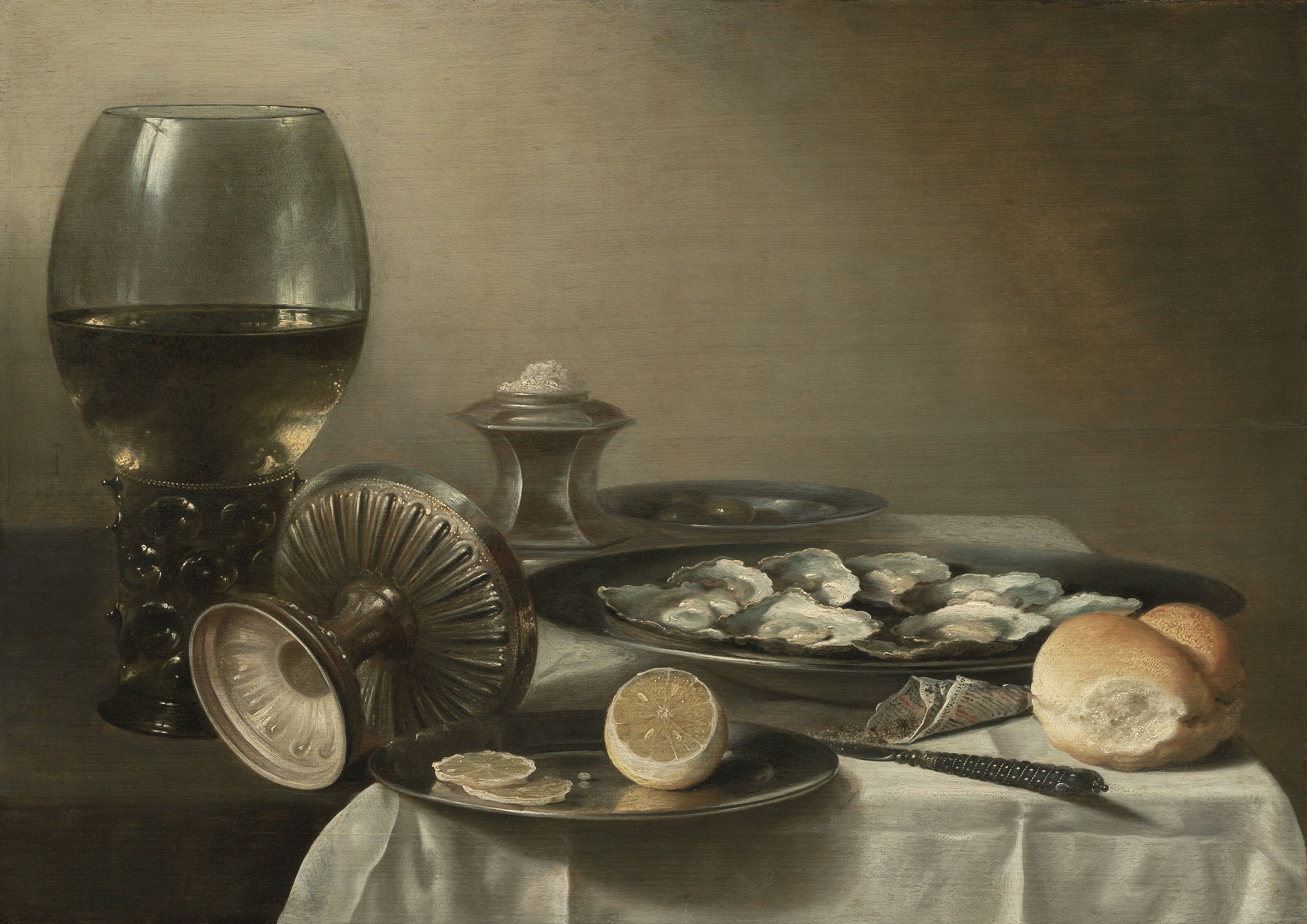 Pieter Claesz — Большой ремер, опрокинутая тазца, солонка, частично нарезанный лимон, устрицы, перец, нож и хлеб на частично задрапированном столе