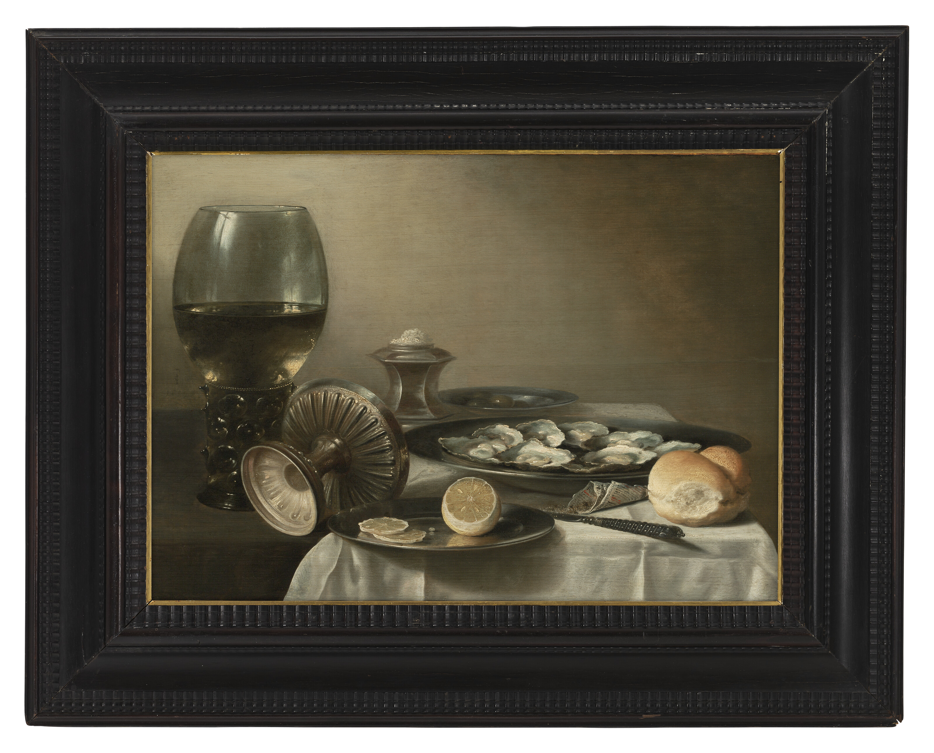 Pieter Claesz — Большой ремер, опрокинутая тазца, солонка, частично нарезанный лимон, устрицы, перец, нож и хлеб на частично задрапированном столе, изображение 2
