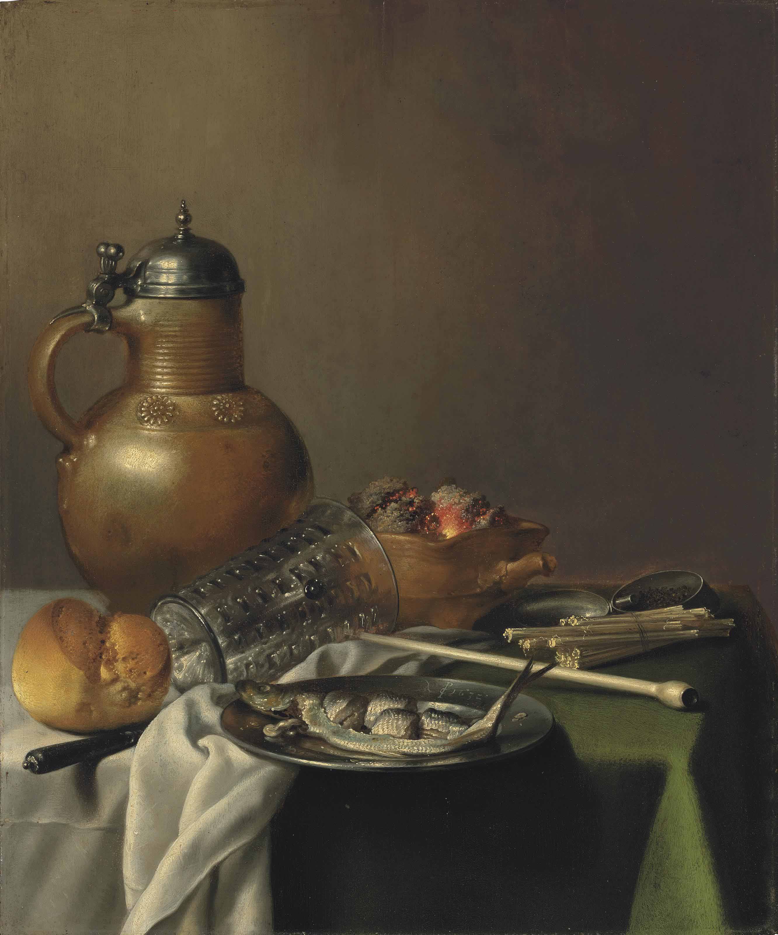Pieter Claesz — Селедка на оловянном блюде, с хлебной булкой, ножом, перевернутым стаканом, керамическим и оловянным кувшином, красной глиняной жаровней, белой глиняной трубкой, связкой спичек и оловянной коробкой для табака на частично задрапированном столе