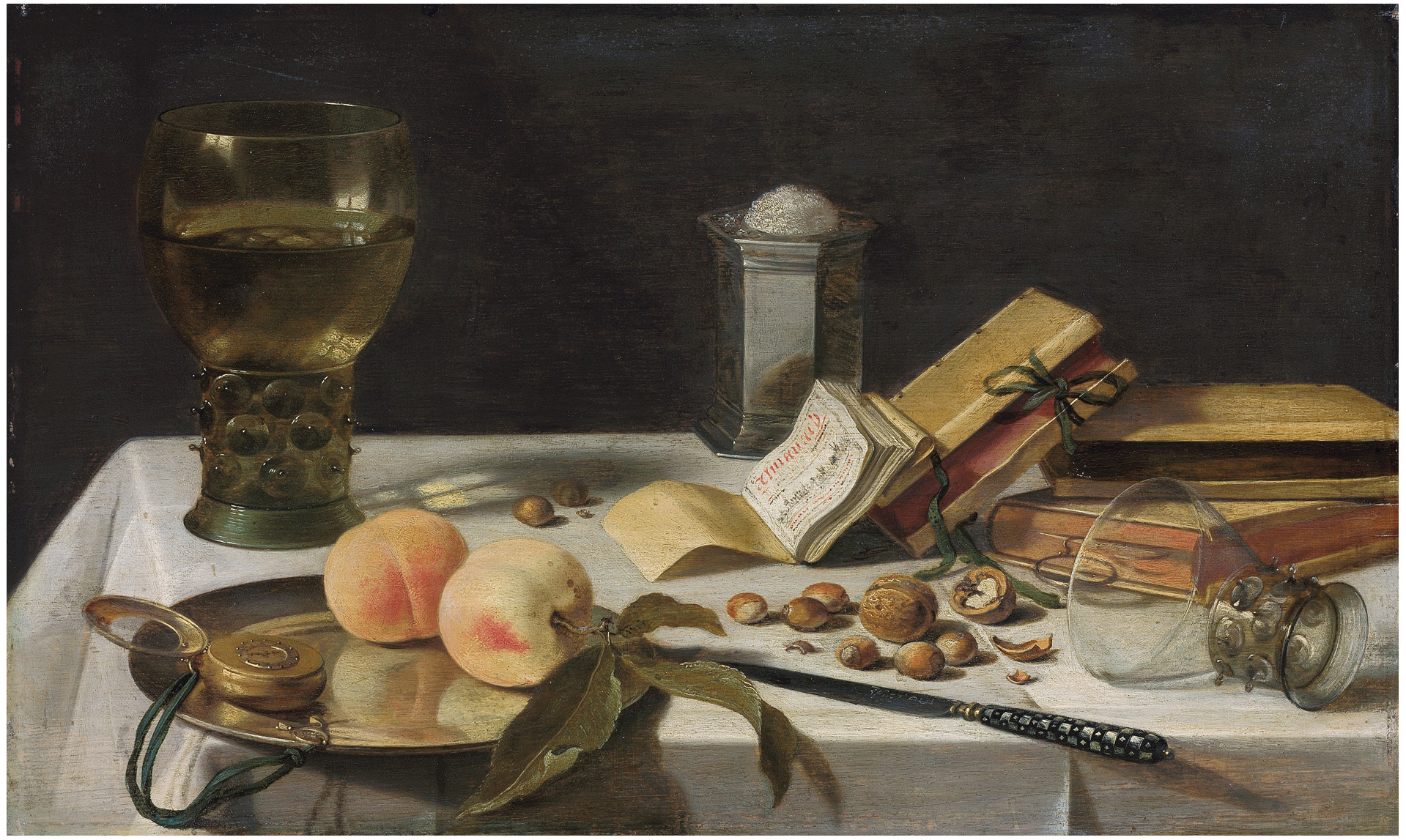 Pieter Claesz — Два персика, часы, кувшин с вином, солонка, книги и каштаны на накрытом столике