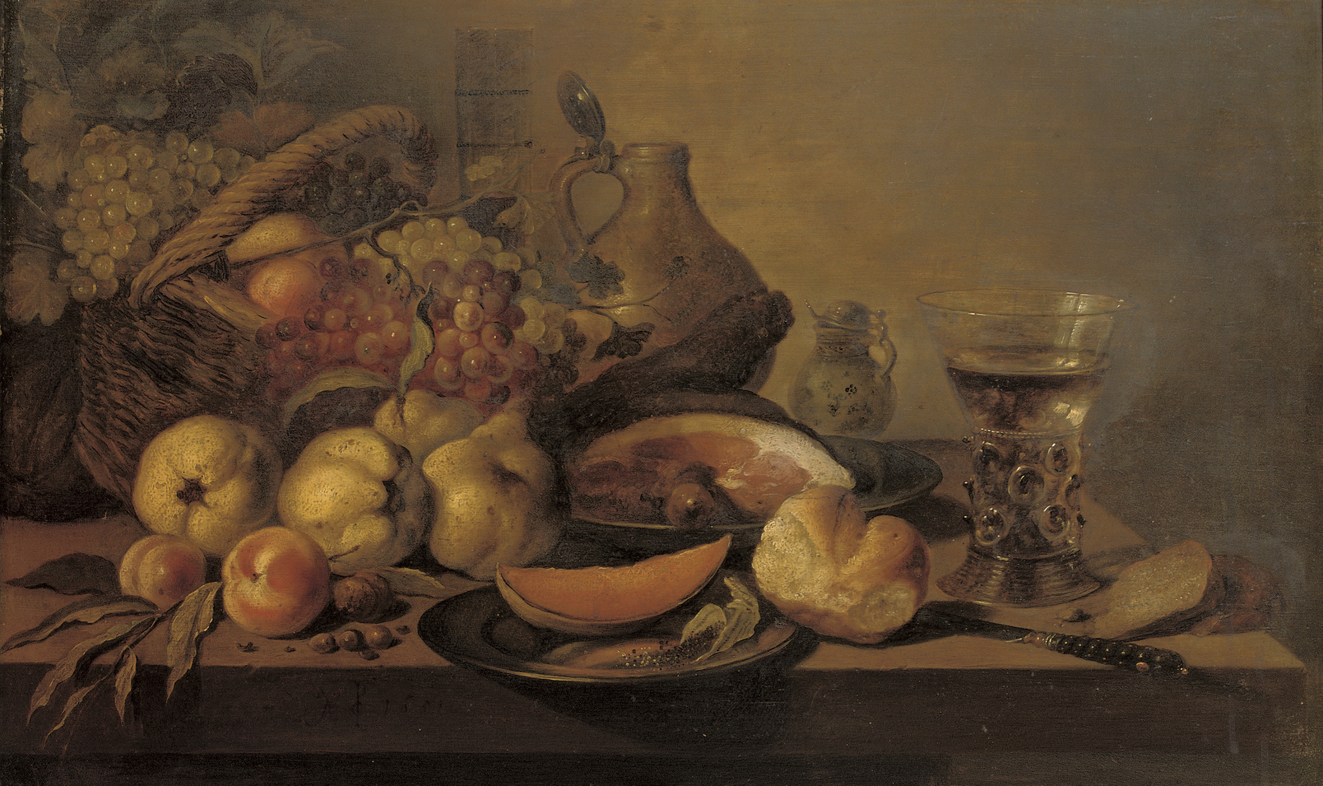 Pieter Claesz — Айва, персики, нарезанная ломтиками дыня на серебряной тарелке, булочка, окорок на оловянной тарелке, нож, бутылка белого вина, керамический кувшин и корзина с фруктами - все это на столе