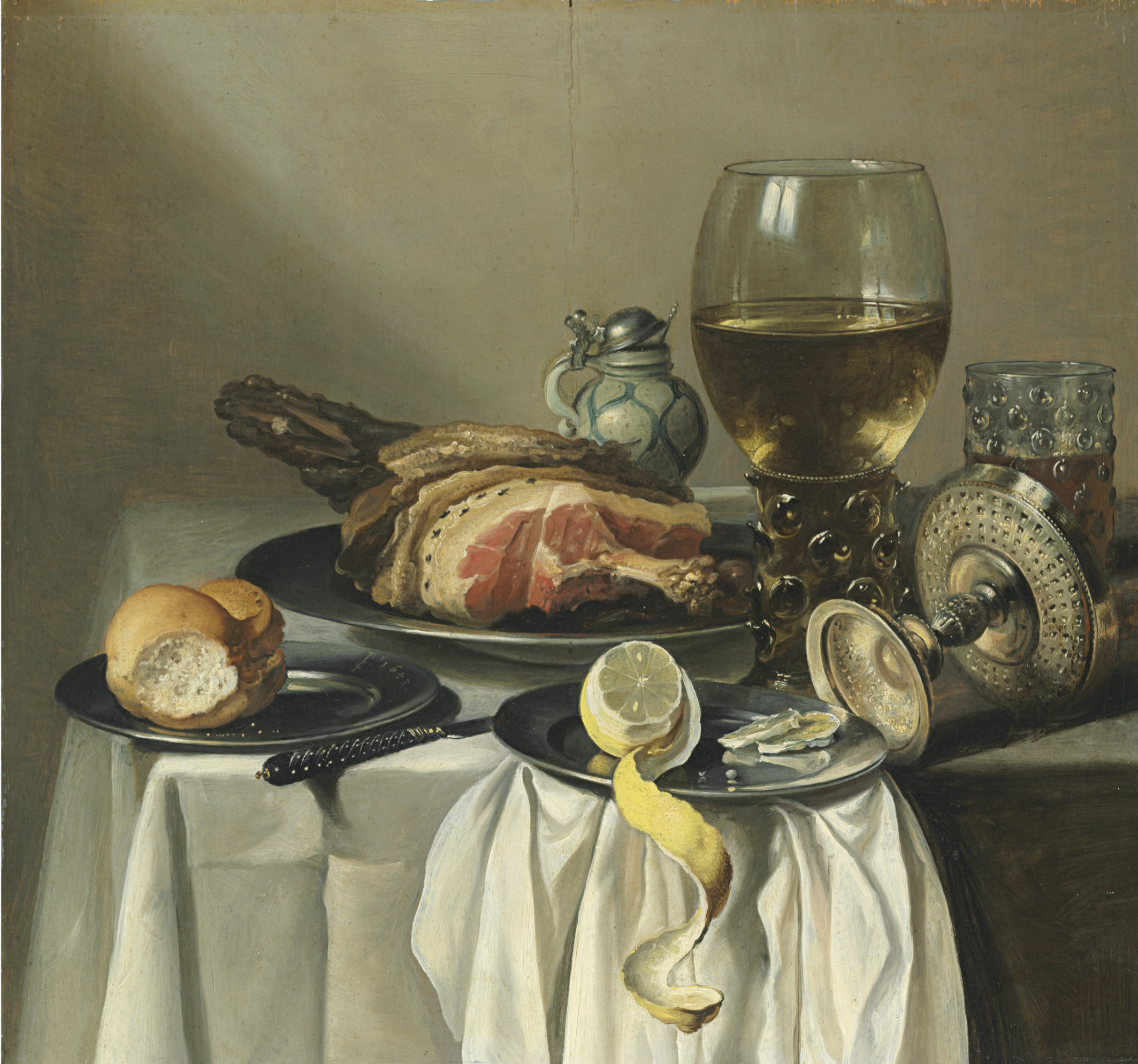 Pieter Claesz — Натюрморт с ветчиной, лимоном, булочкой, бокалом вина и другими блюдами на столе
