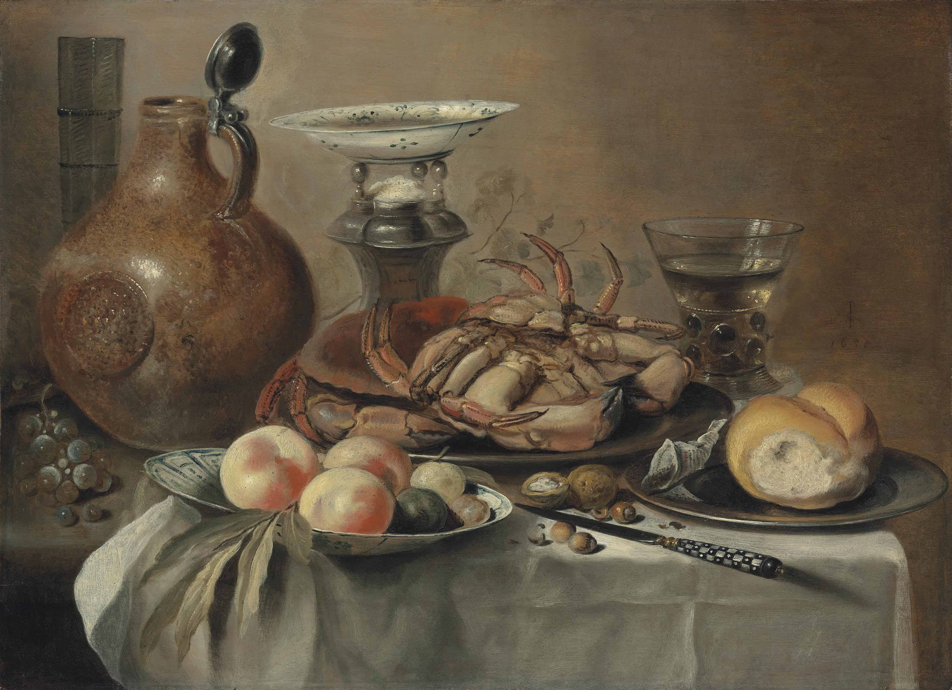 Pieter Claesz — Крабы и хлеб на оловянных блюдах, персики и другие фрукты в фарфоровой вазе, солонка, кувшин, нож и кувшинчик на покрытом драпировкой столе.